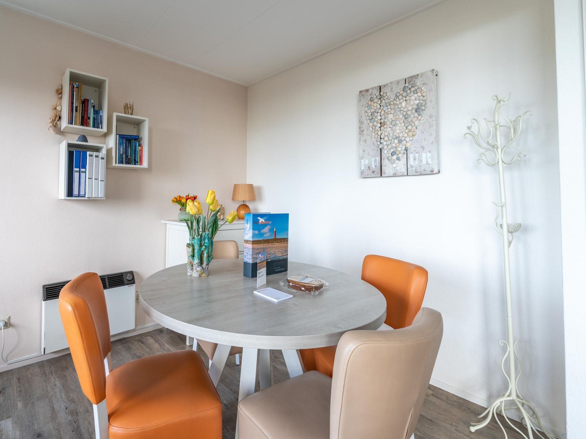 De eetkamer van Juliana 114 in De Koog