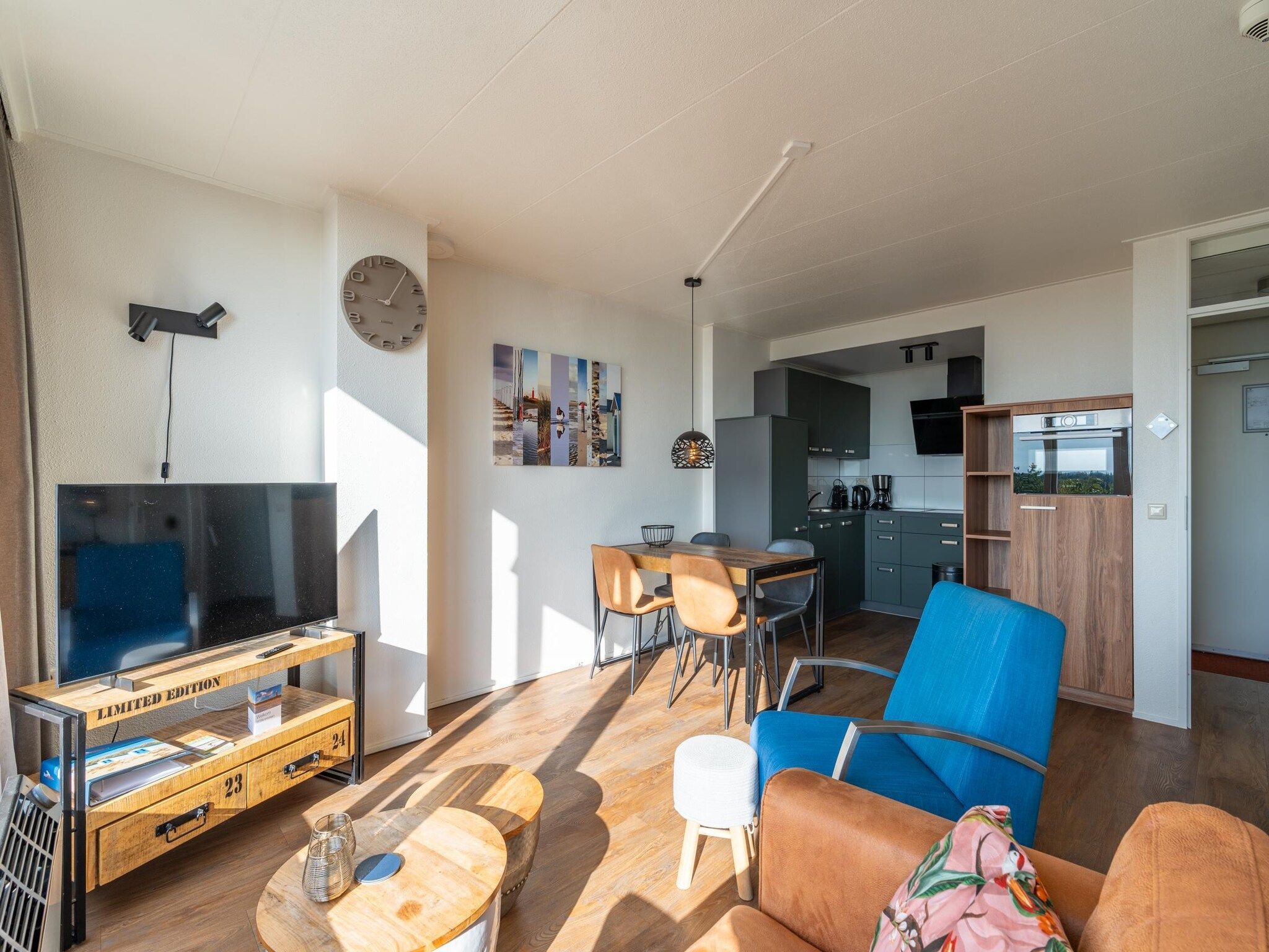 De woonkamer van Juliana 122 in De Koog