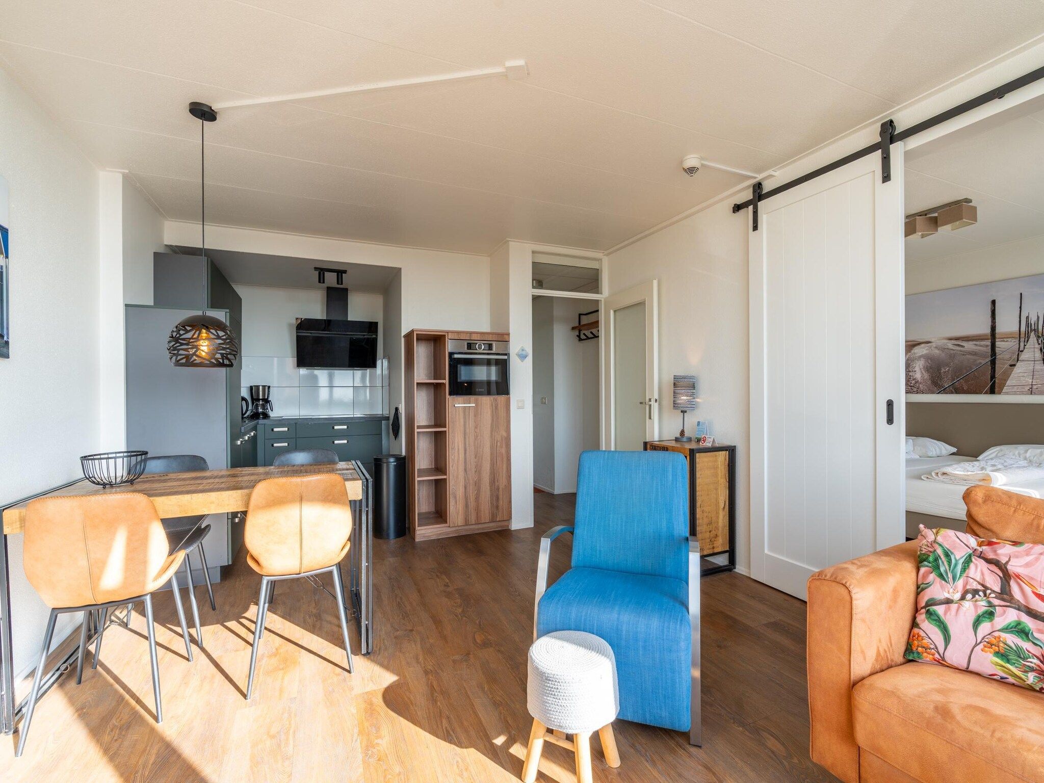 De woonkamer van Juliana 122 in De Koog