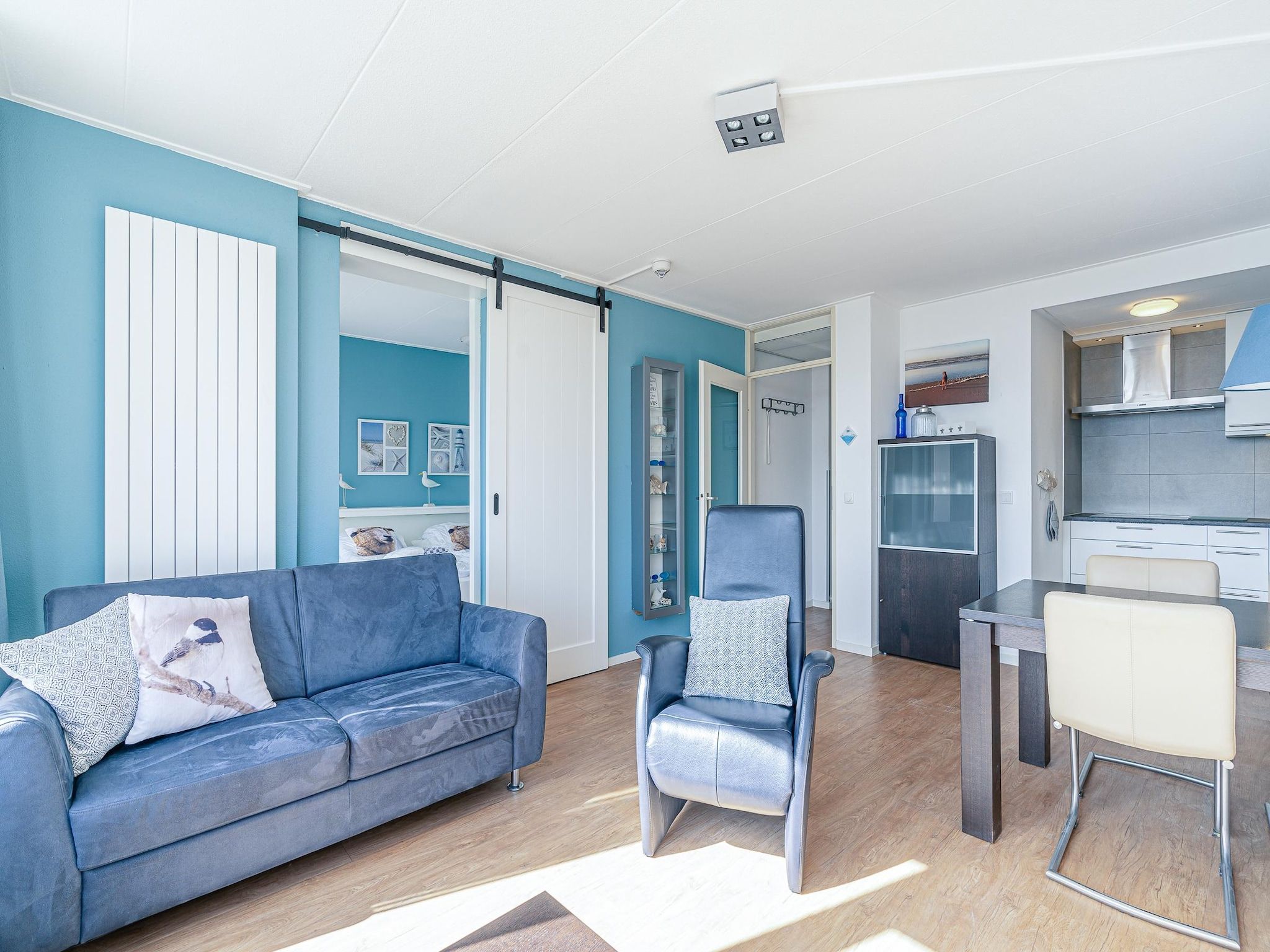 De woonkamer van Juliana 128 in De Koog