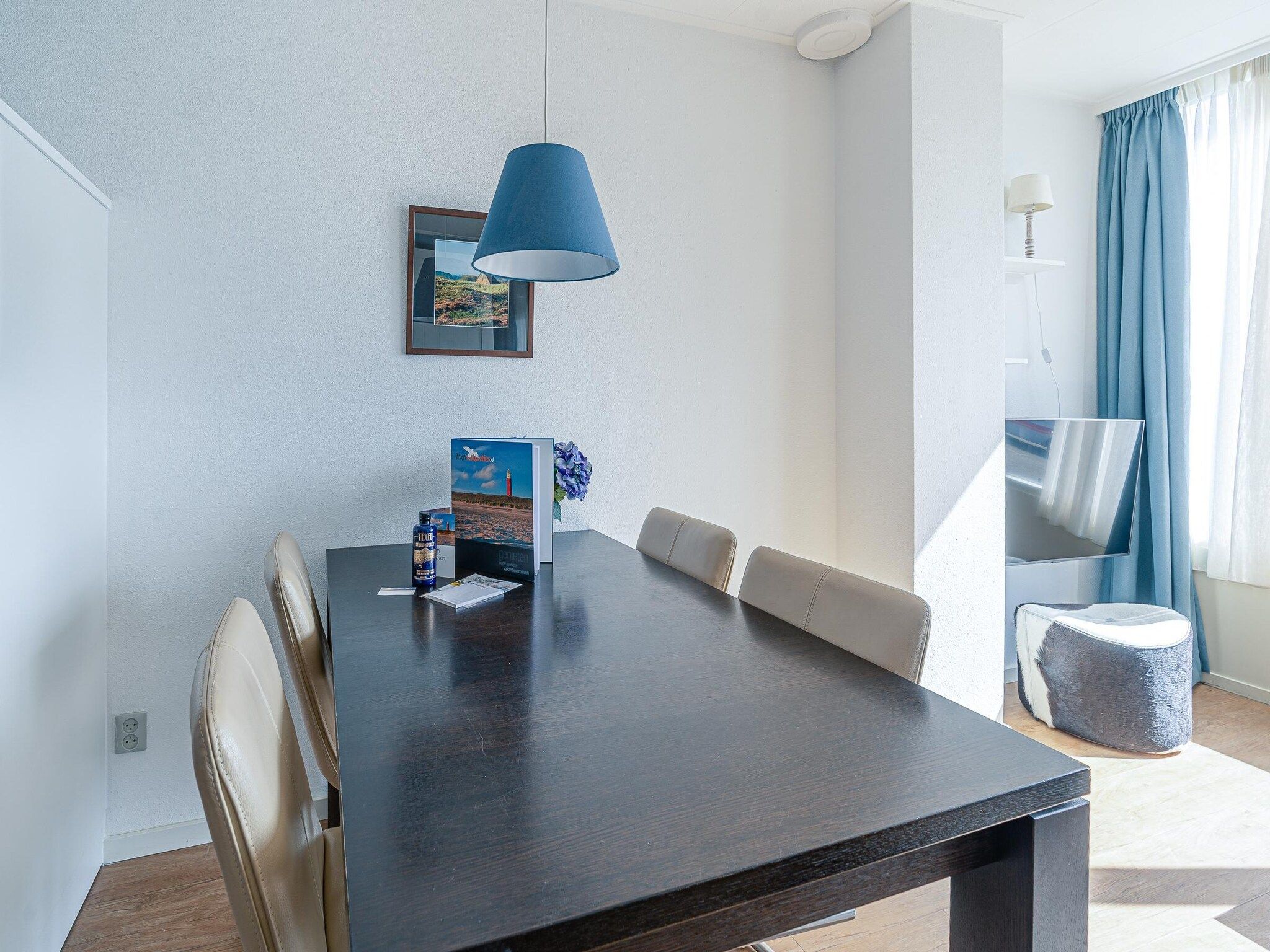 De woonkamer van Juliana 128 in De Koog