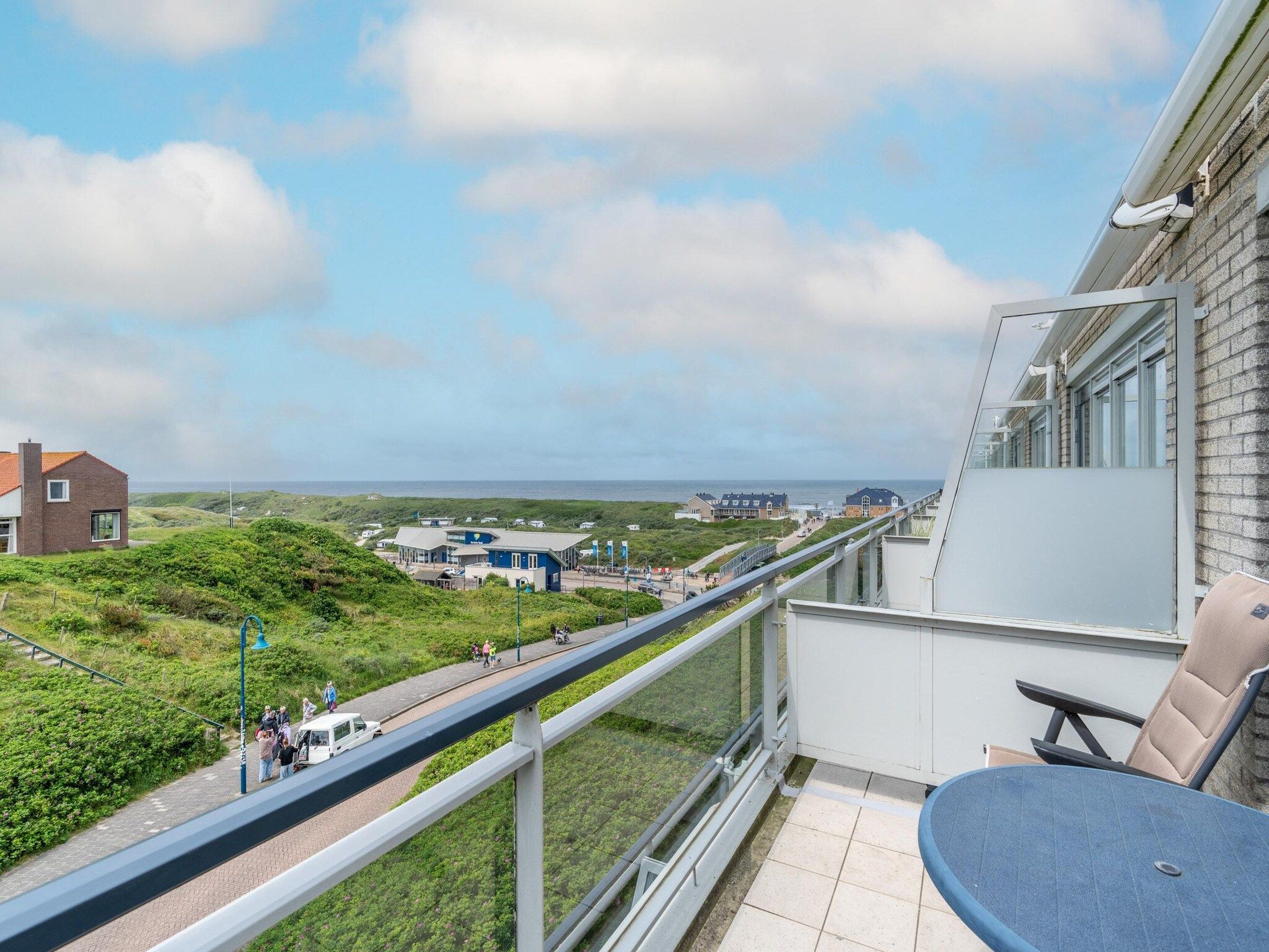 Het terras van Juliana 136 in De Koog