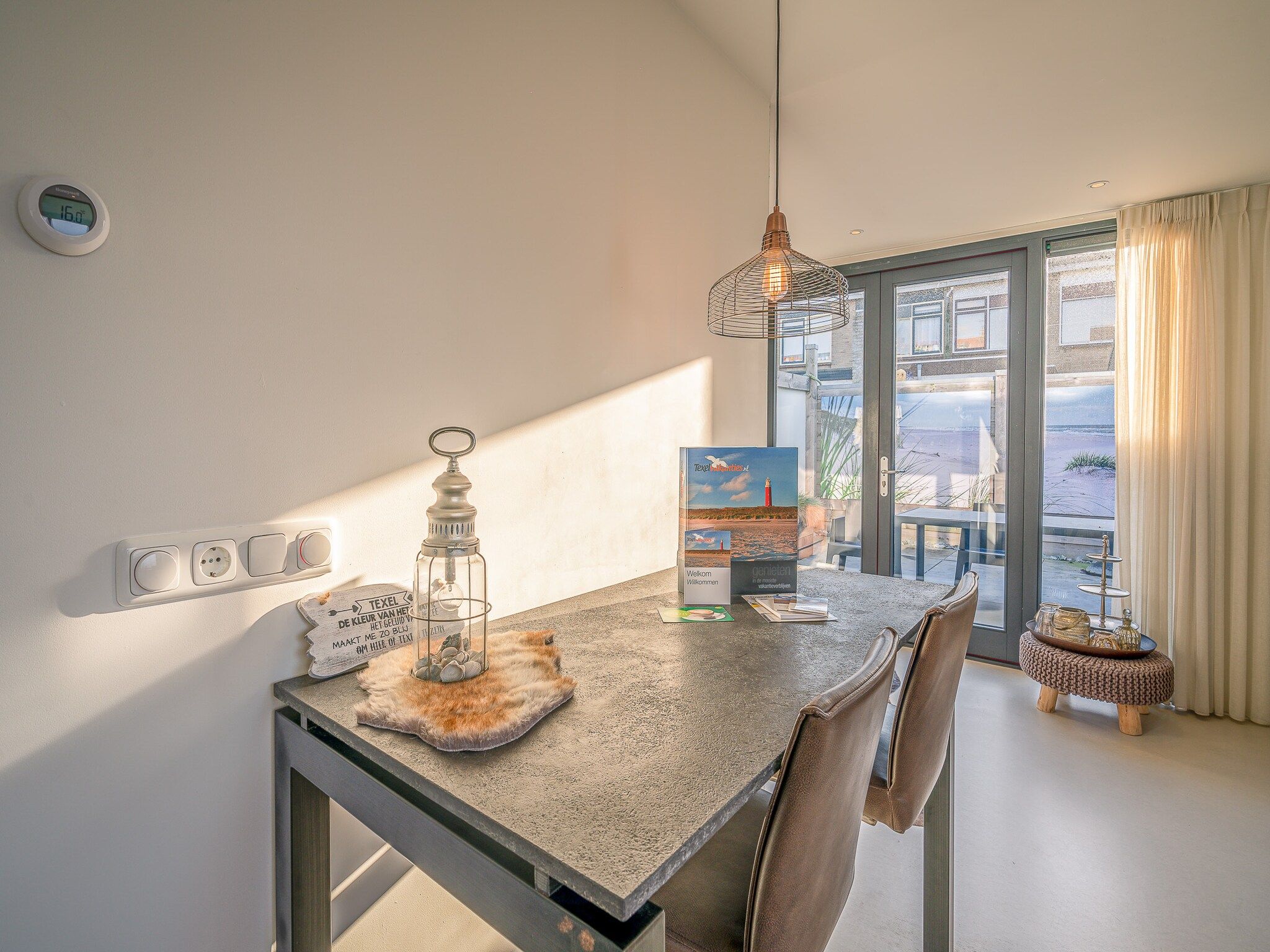 De eetkamer van Brink 15 in De Koog