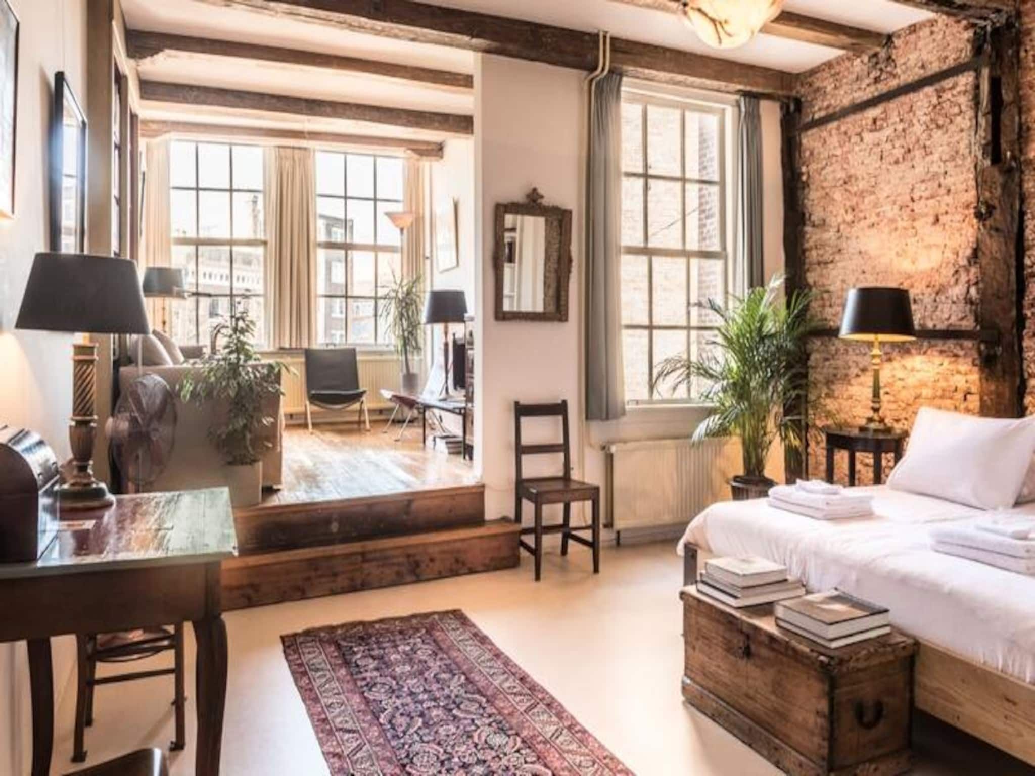 Classy Room 17th Century Canal House in Amsterdam - Foto 1 van 44