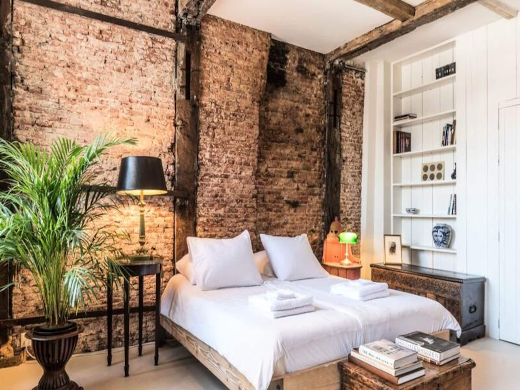 Classy Room 17th Century Canal House in Amsterdam - Foto 2 van 44