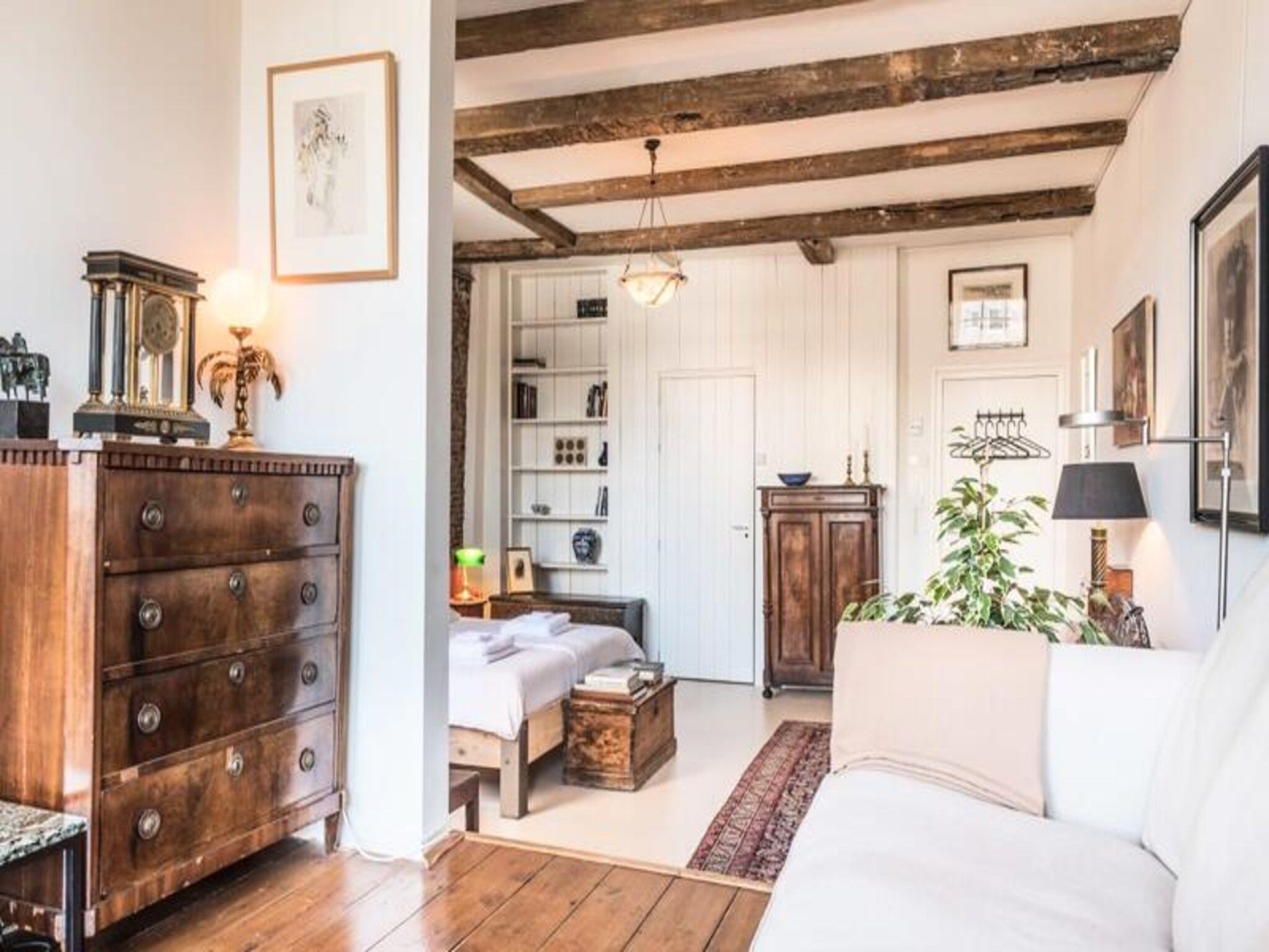 Classy Room 17th Century Canal House in Amsterdam - Foto 3 van 44