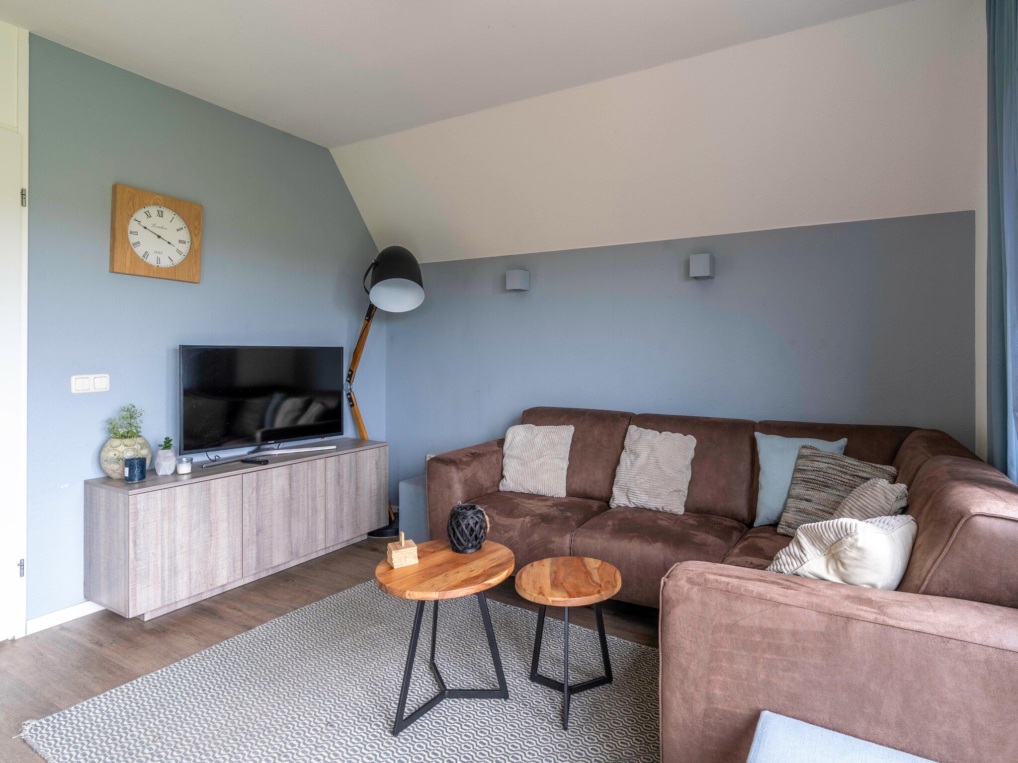 De woonkamer van Nieuwlanderweg 77 in De Waal