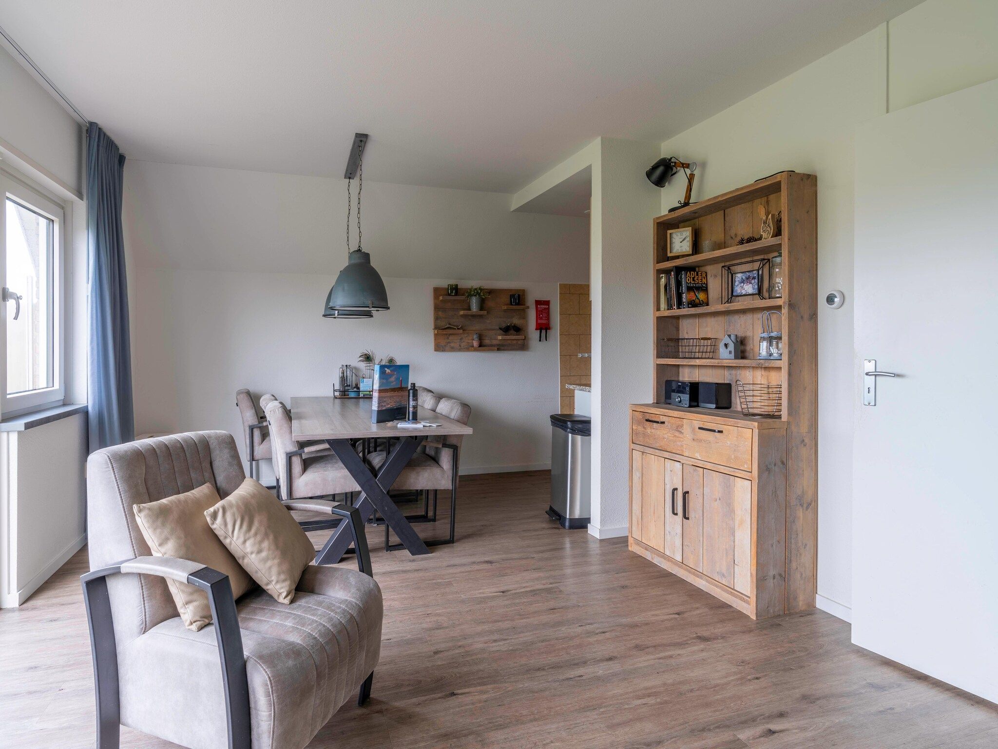 De woonkamer van Nieuwlanderweg 77 in De Waal