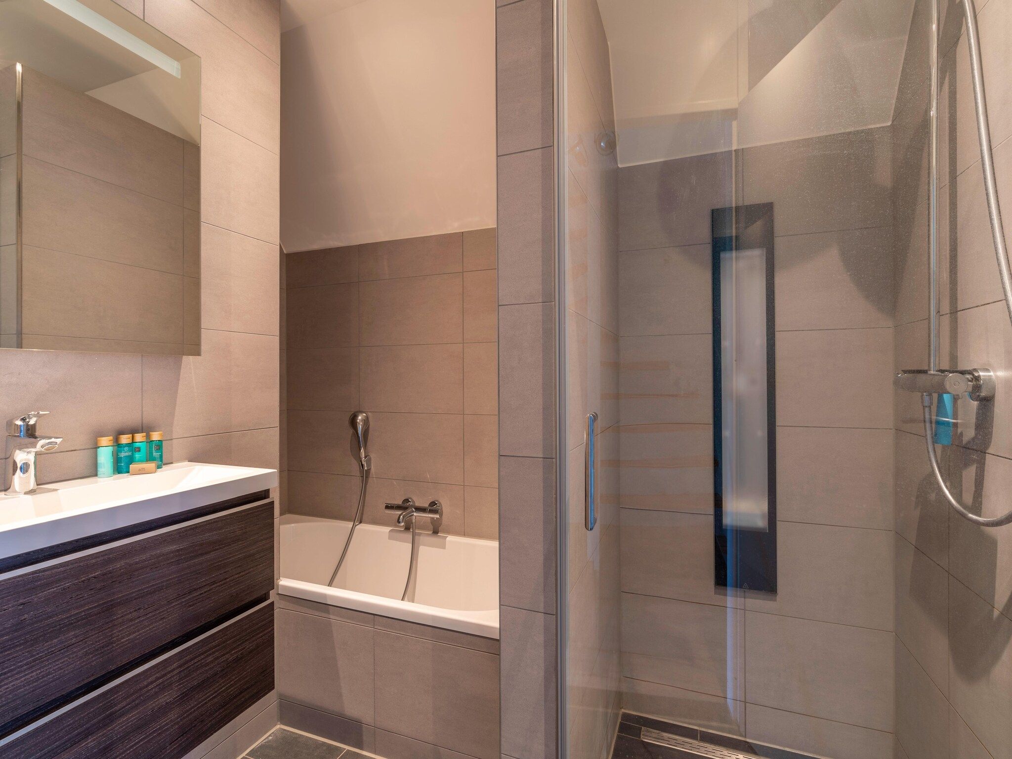 De badkamer van Nieuwlanderweg 77 in De Waal