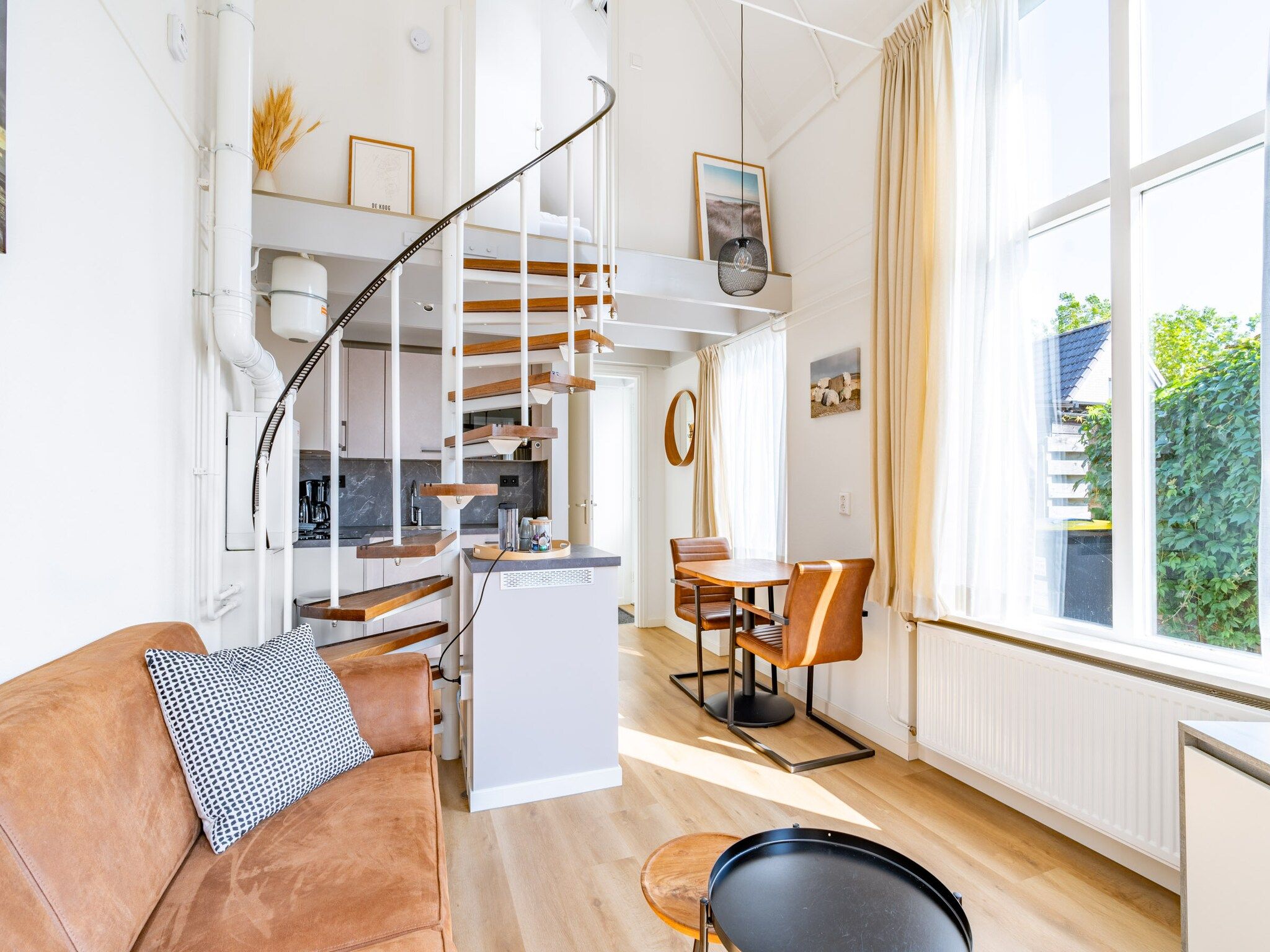 De woonkamer van Plevierstraat 3A in De Koog