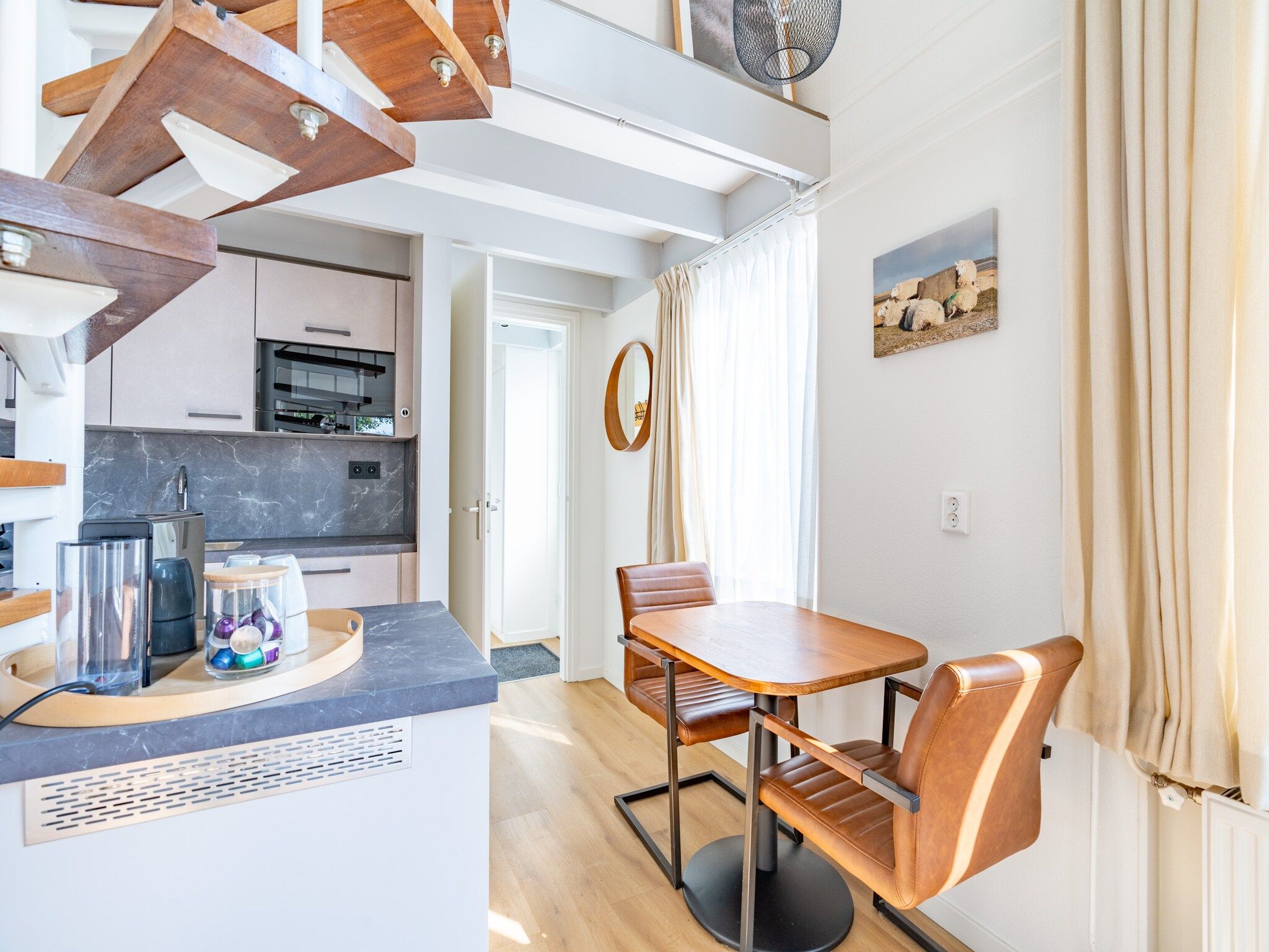 De woonkamer van Plevierstraat 3A in De Koog