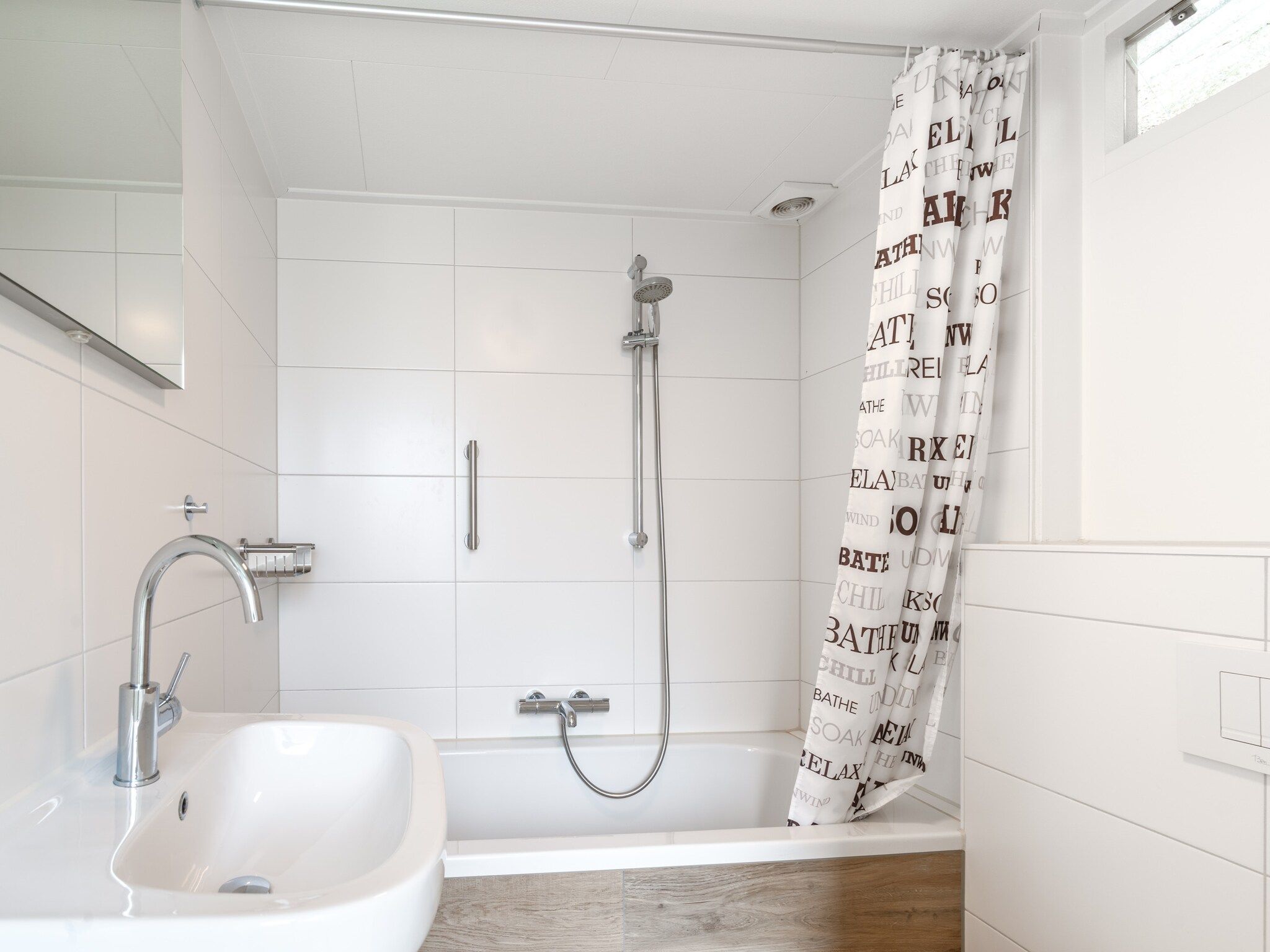 De badkamer van Plevierstraat 3A in De Koog