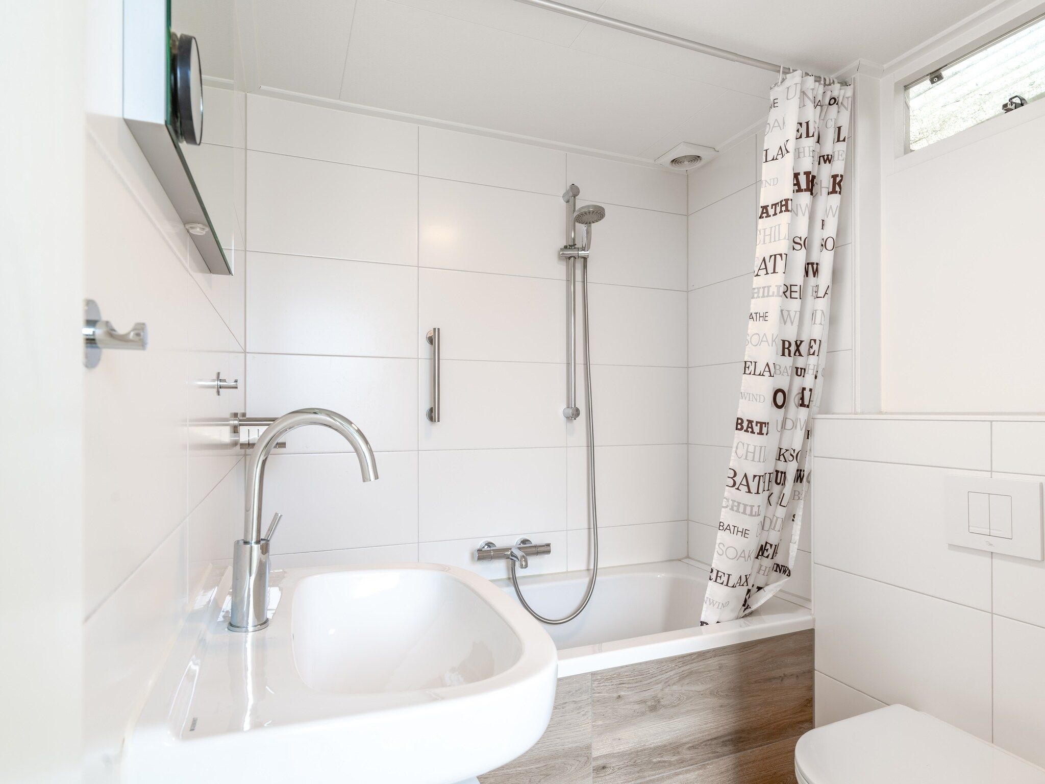 De badkamer van Plevierstraat 3A in De Koog