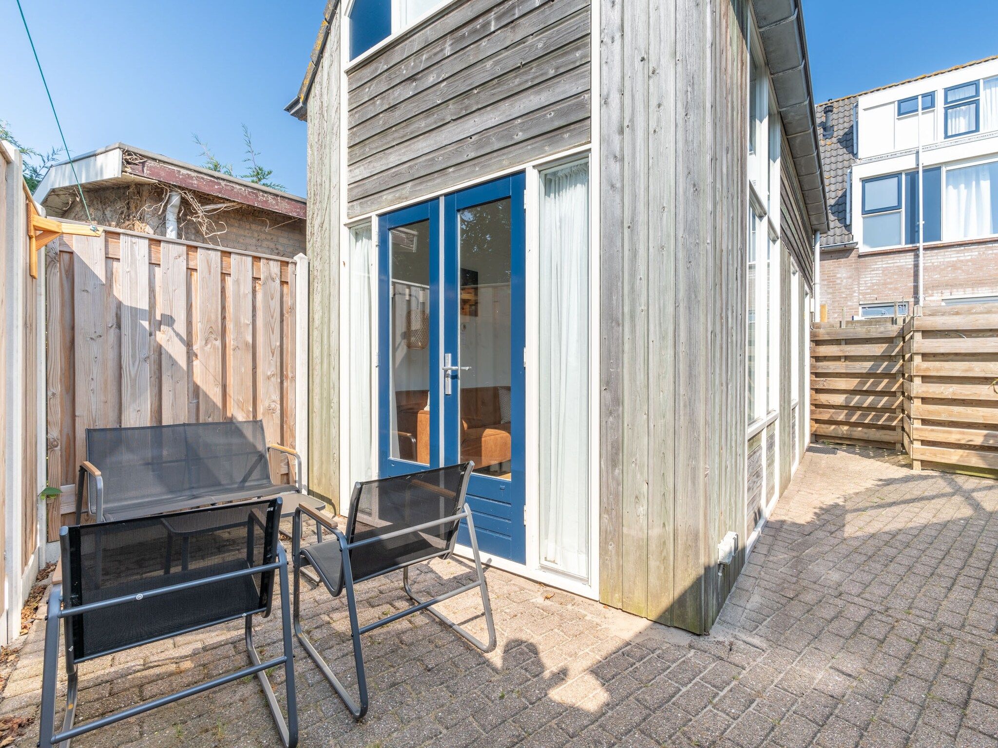 Het terras van Plevierstraat 3A in De Koog