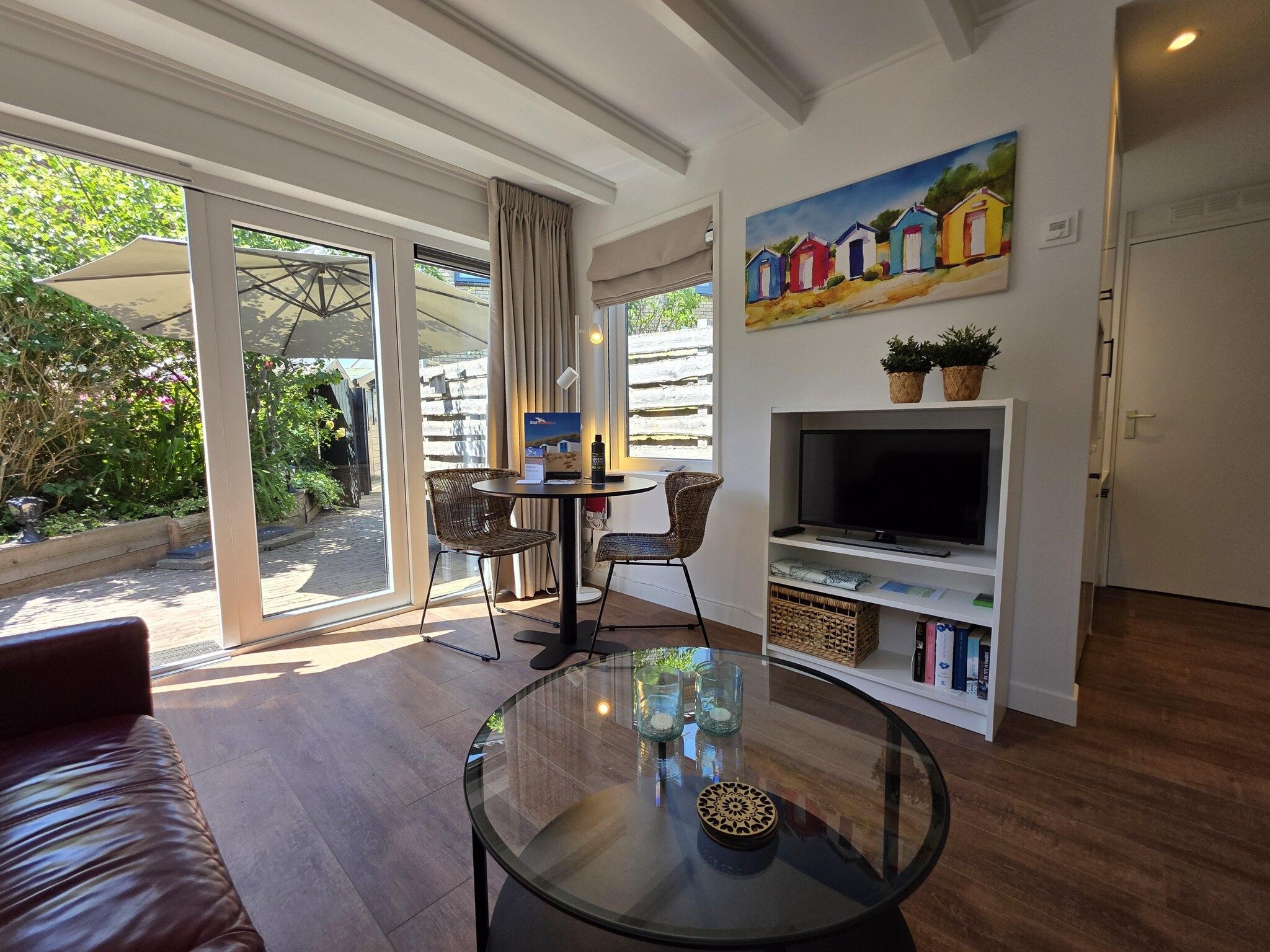 De woonkamer van Ruijslaan 13C - Achter de zandduyn in De Koog