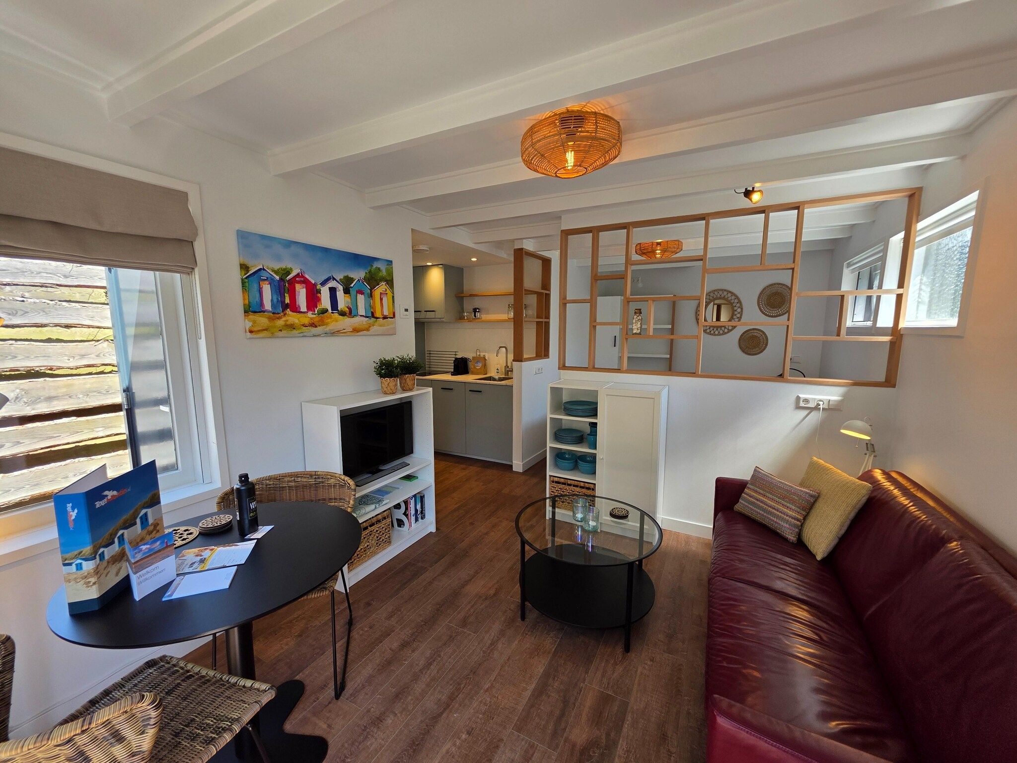 De woonkamer van Ruijslaan 13C - Achter de zandduyn in De Koog