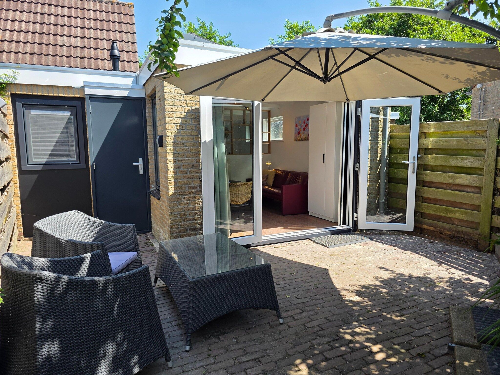 Het terras van Ruijslaan 13C - Achter de zandduyn in De Koog