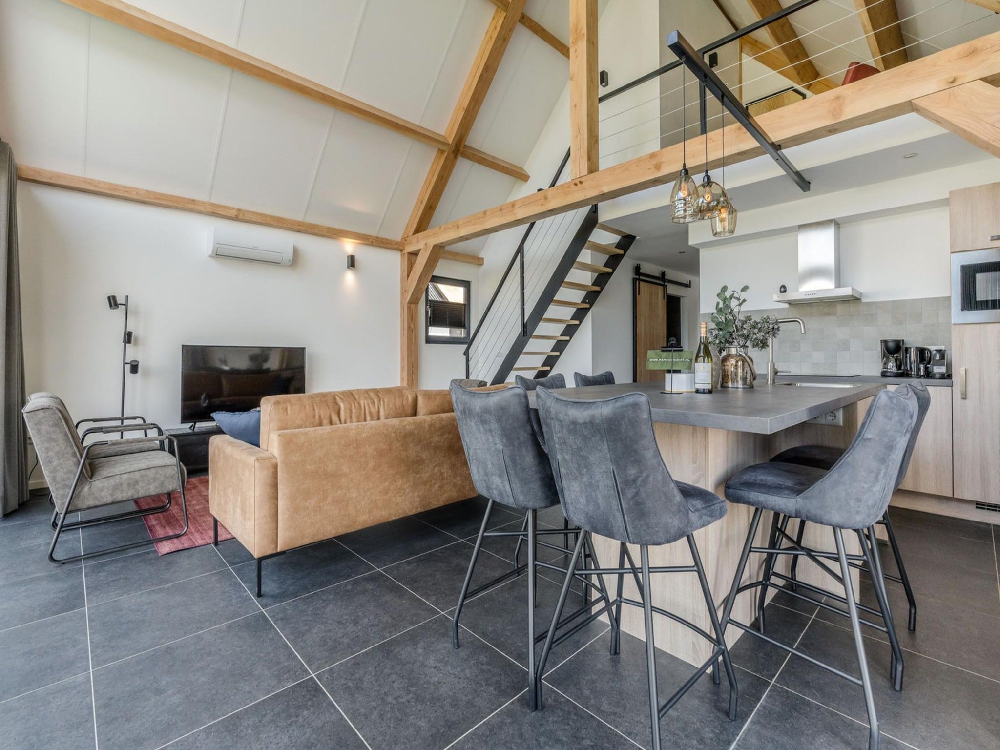 De eetkamer van Farm Lodge 669 in Baarle-nassau