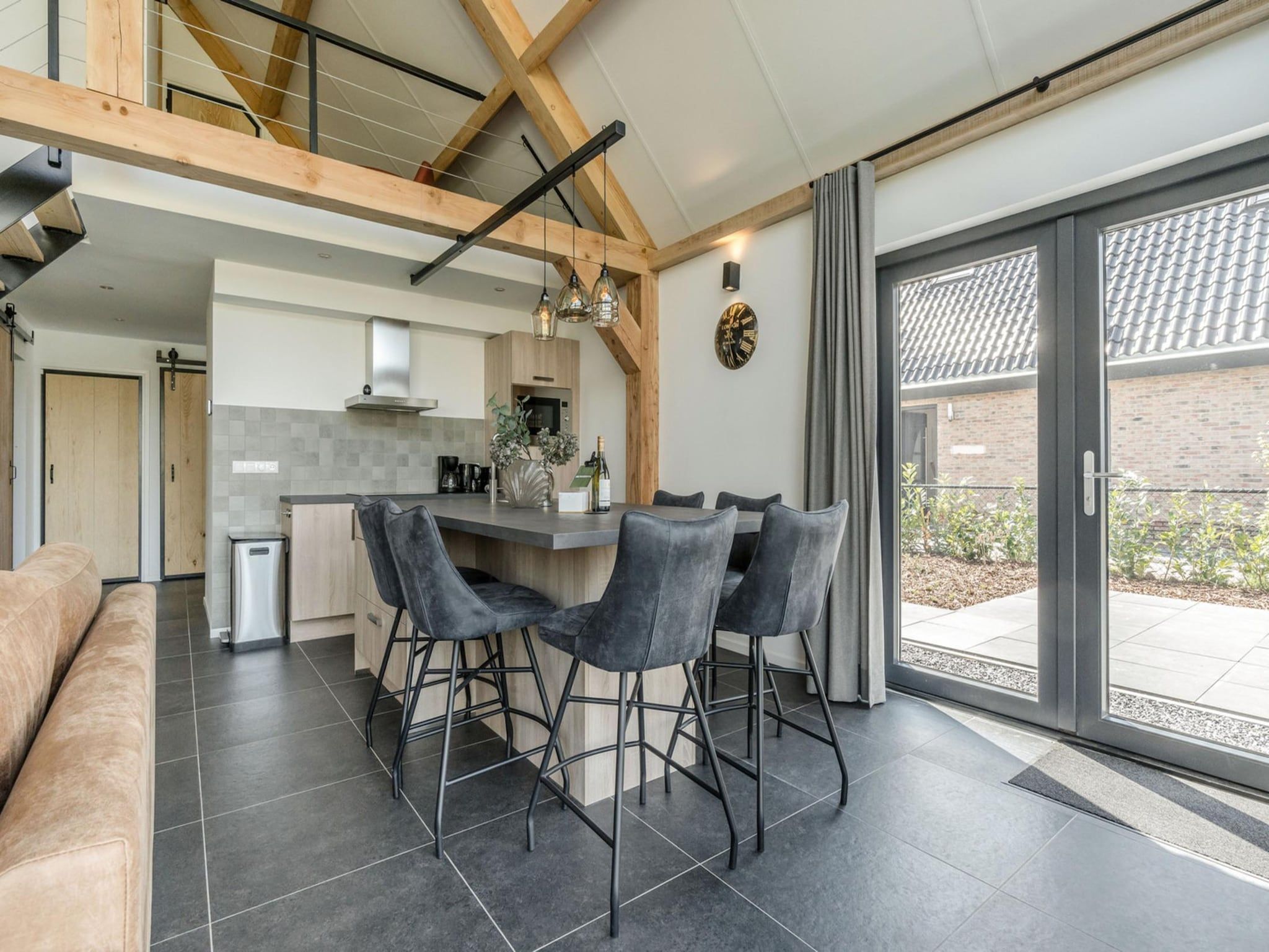 De eetkamer van Farm Lodge 669 in Baarle-nassau