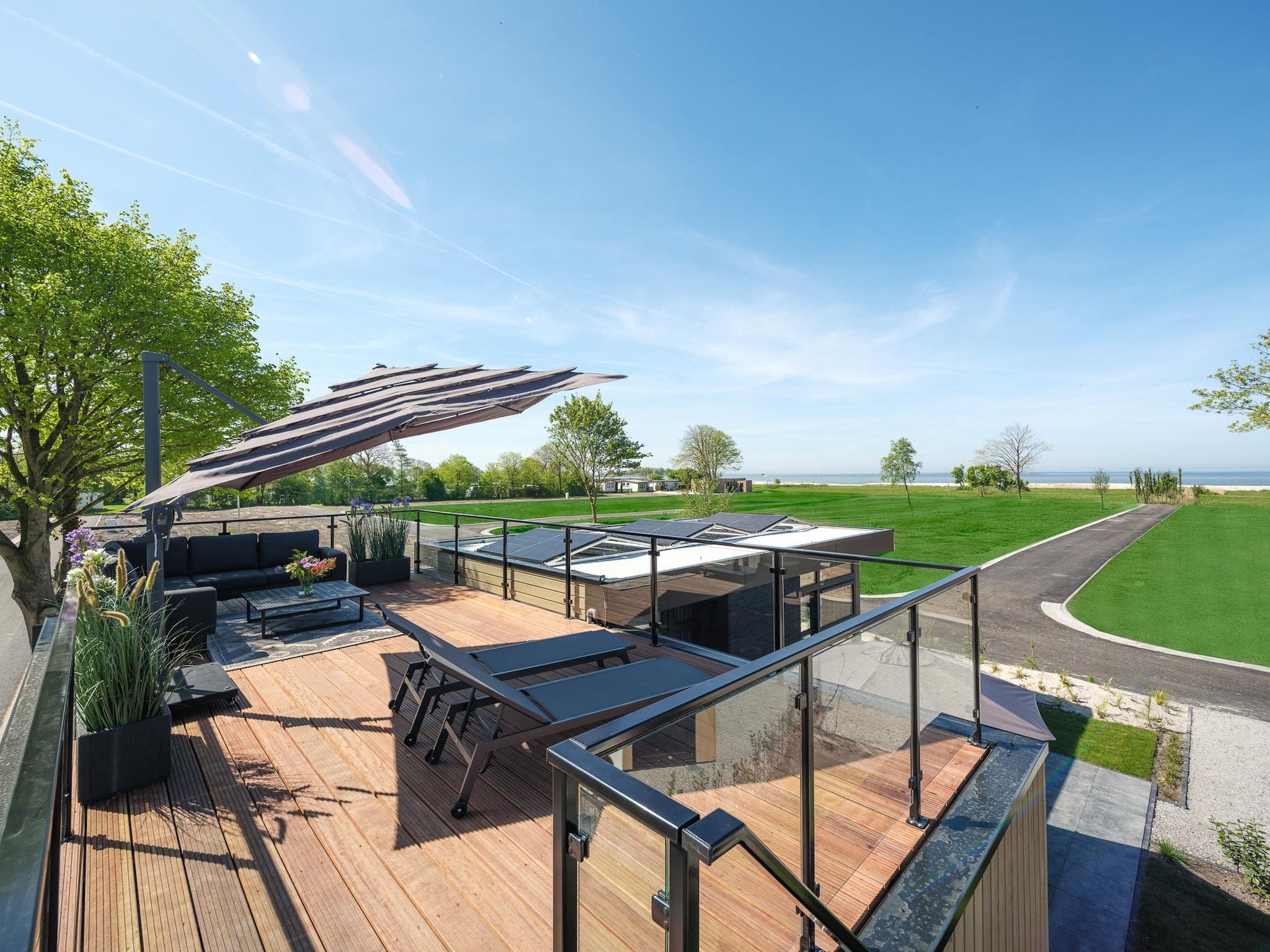 Het terras van Villa L-Meerzicht | 6 pers. Roof terrace in Workum