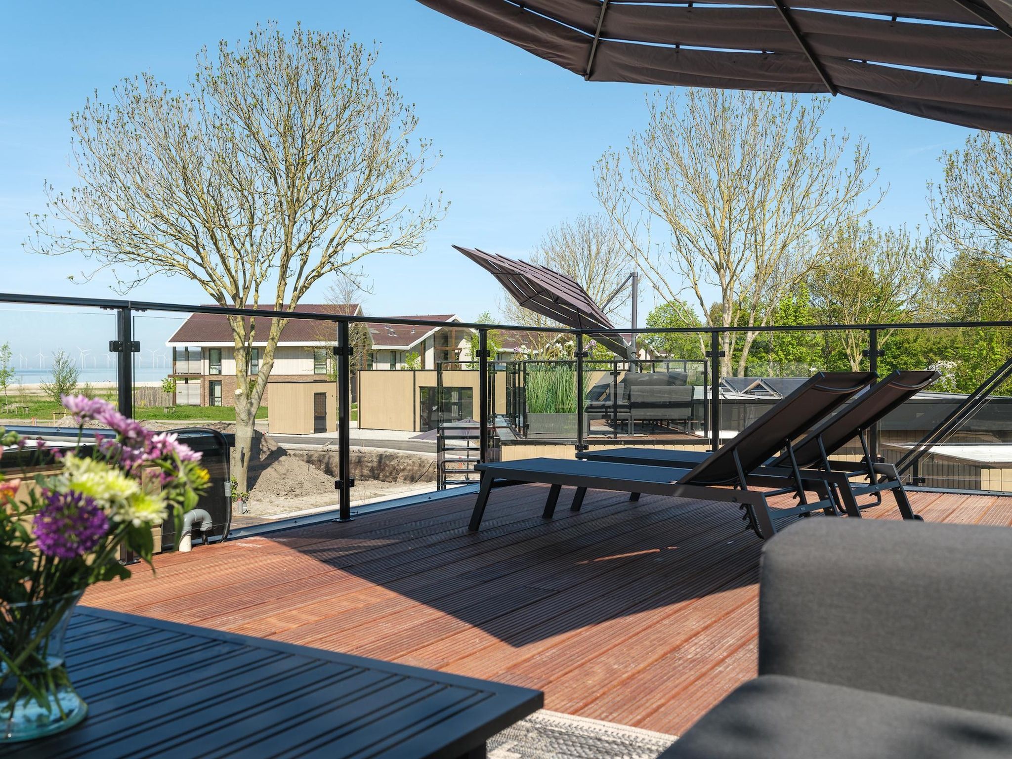 Het terras van Villa L-Meerzicht | 6 pers. Roof terrace in Workum