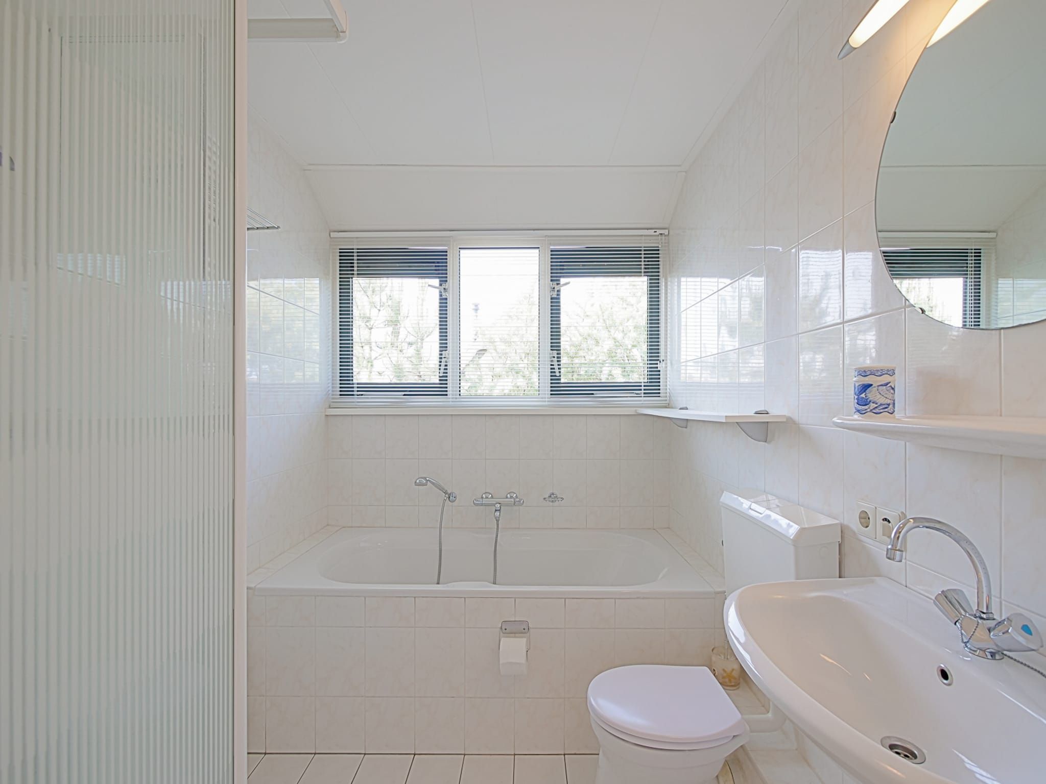 De badkamer van Villa Noorderzon in Julianadorp
