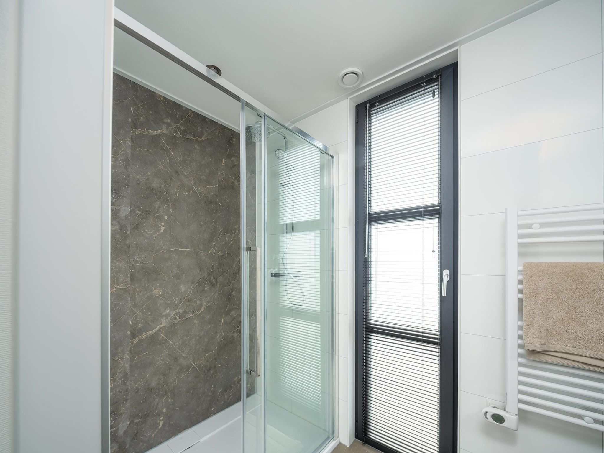 De badkamer van Villa Meerzicht | 4 Pers. Sauna in Workum