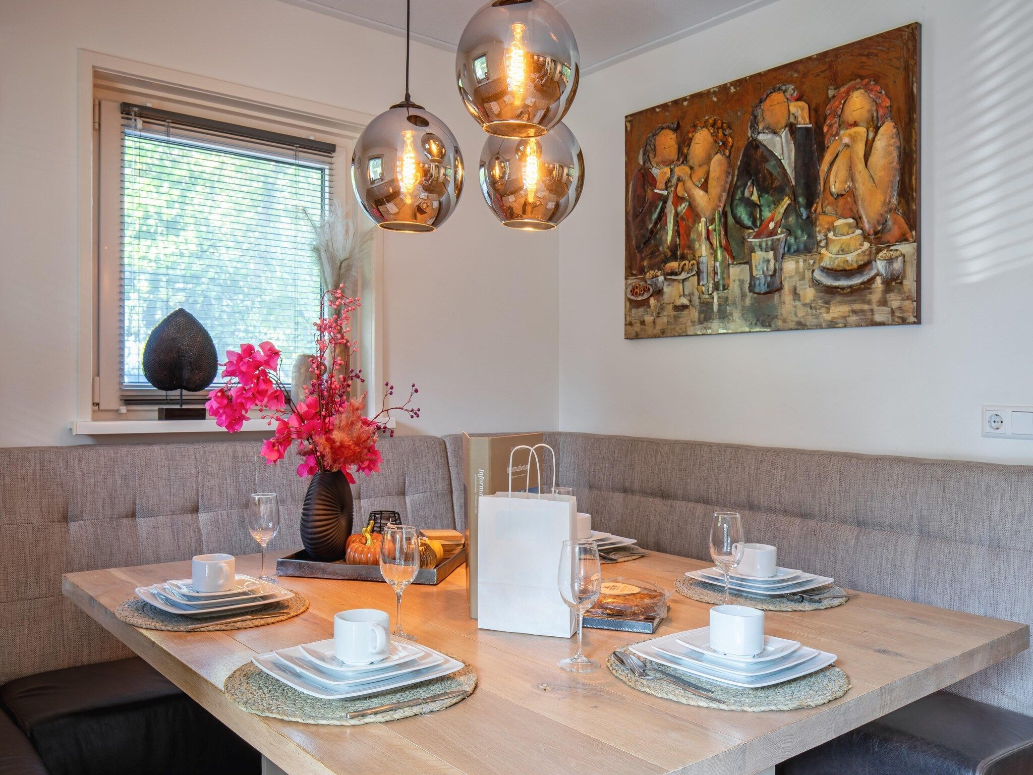 De eetkamer van De Witte Parel in Den Burg