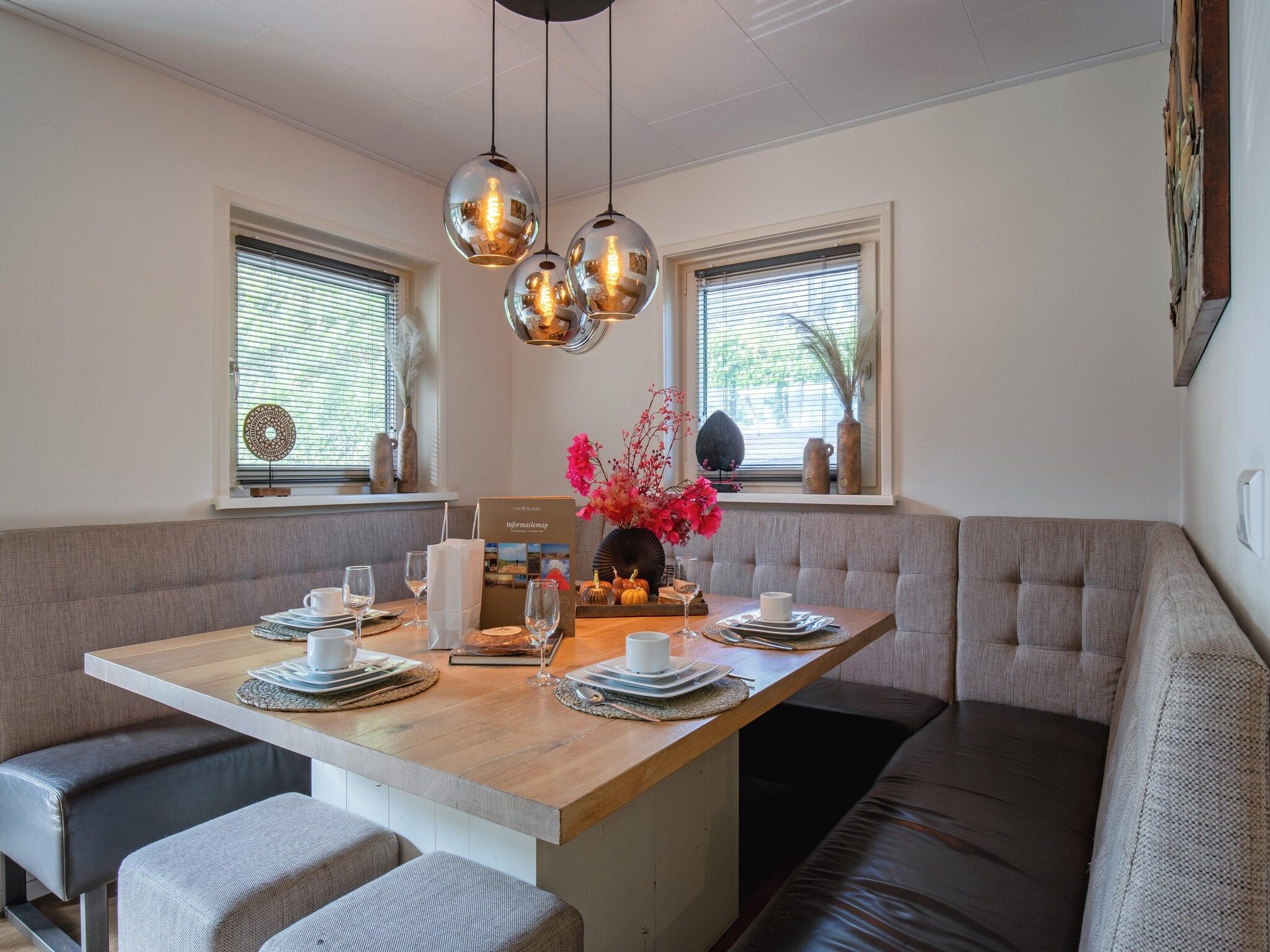 De eetkamer van De Witte Parel in Den Burg