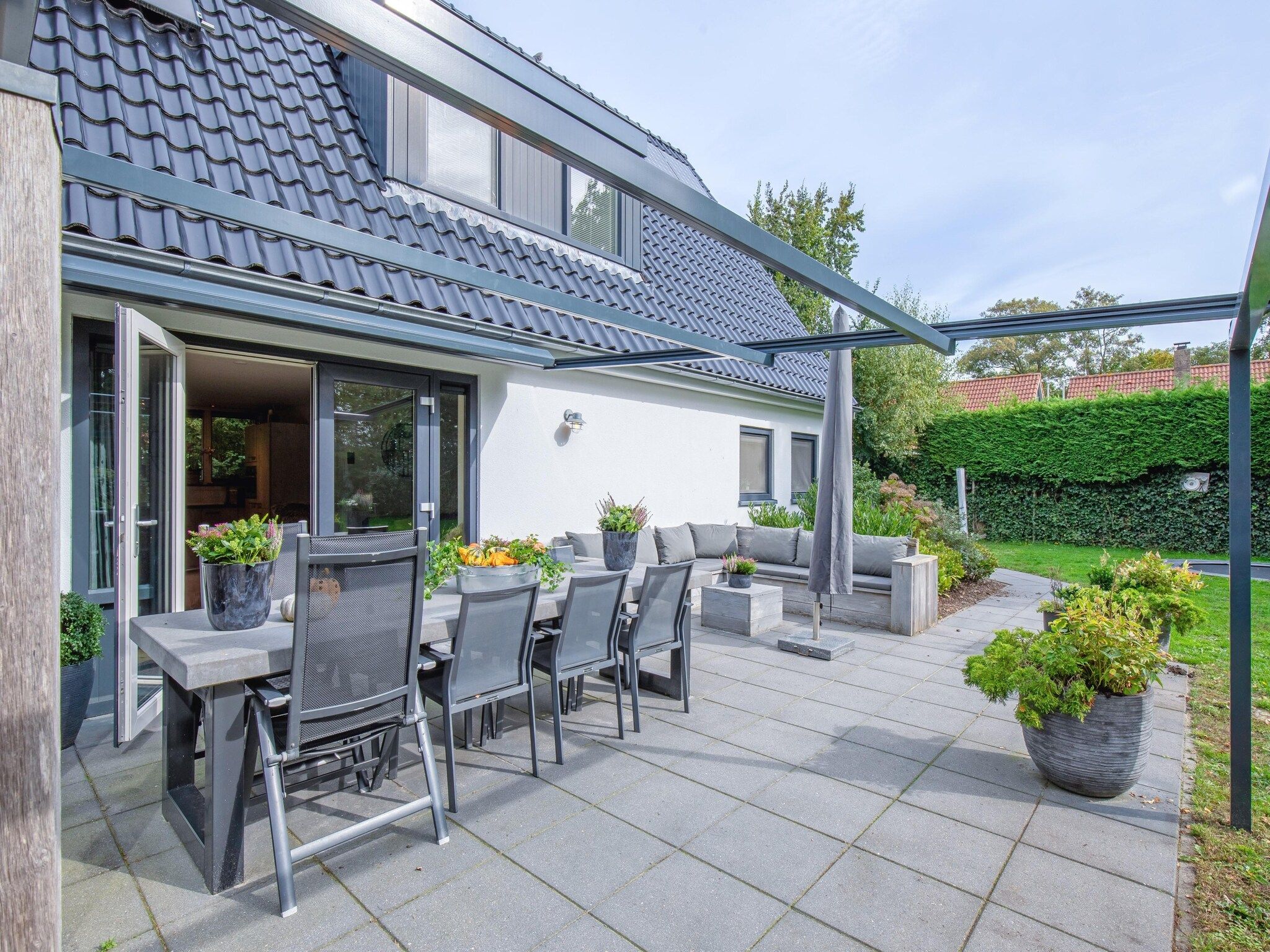 De buitenkant van De Witte Parel in Den Burg