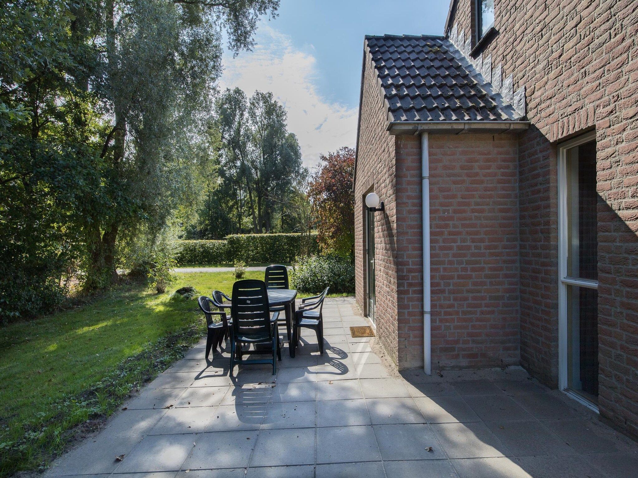 Het terras van 7 - Persoons Forest 217 Sauna Bungalow (copy) in Ewijk