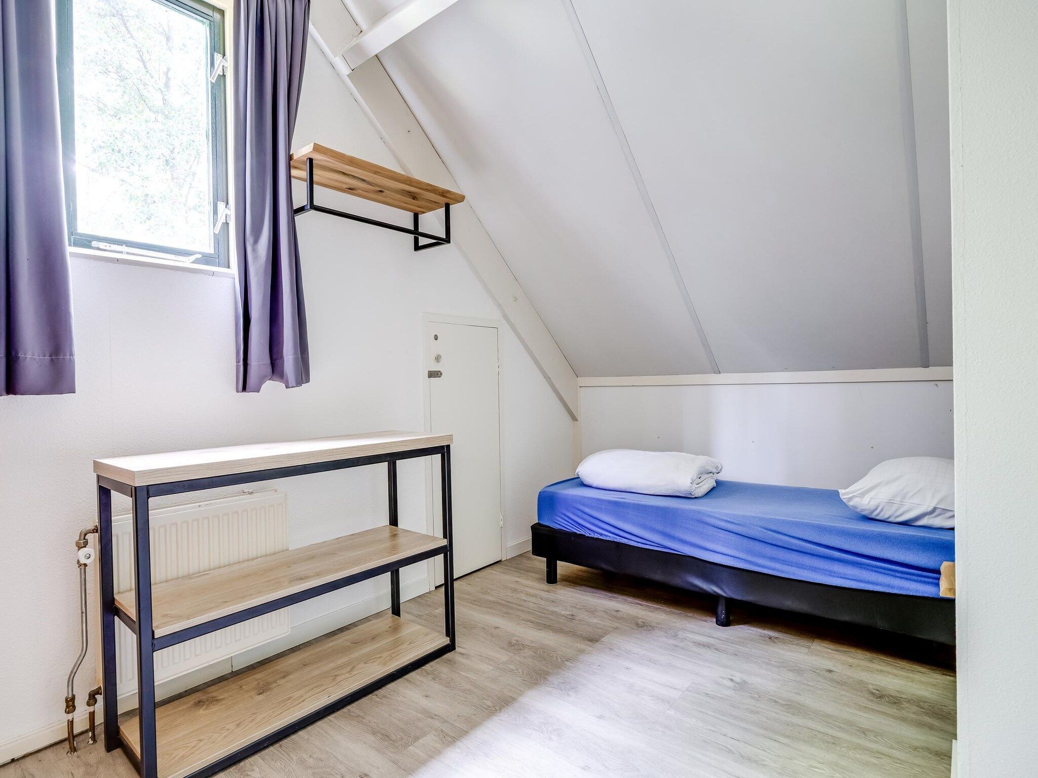 Een slaapkamer van 7 - Persoons Forest 217 Sauna Bungalow (copy) in Ewijk