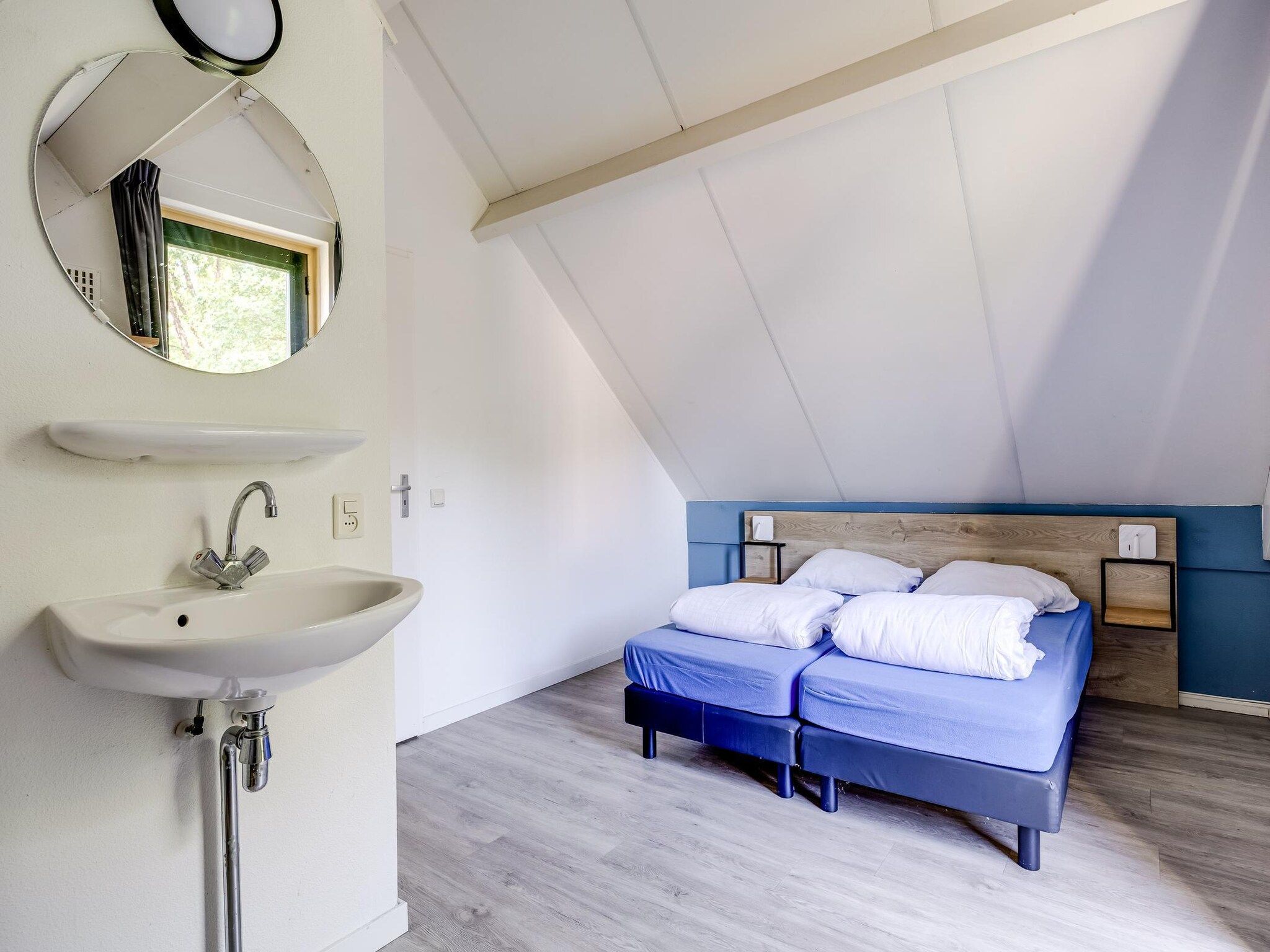 Een slaapkamer van 7 - Persoons Forest 217 Sauna Bungalow (copy) in Ewijk