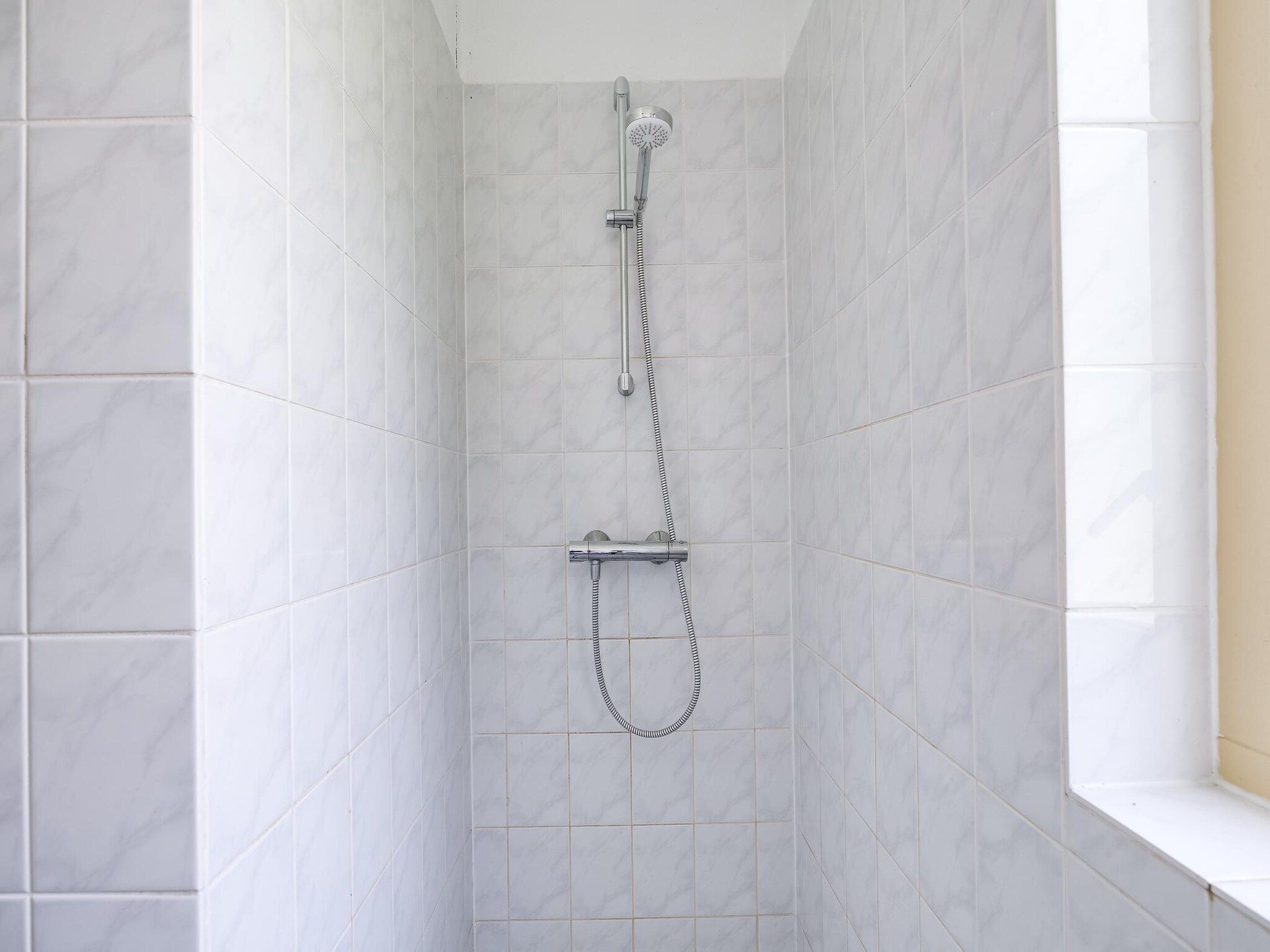 De badkamer van 7 - Persoons Forest 217 Sauna Bungalow (copy) in Ewijk