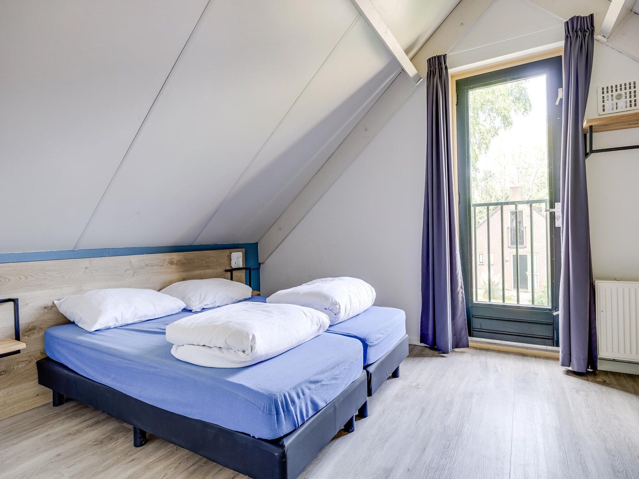 Een slaapkamer van 7 - Persoons Forest 217 Sauna Bungalow (copy) in Ewijk