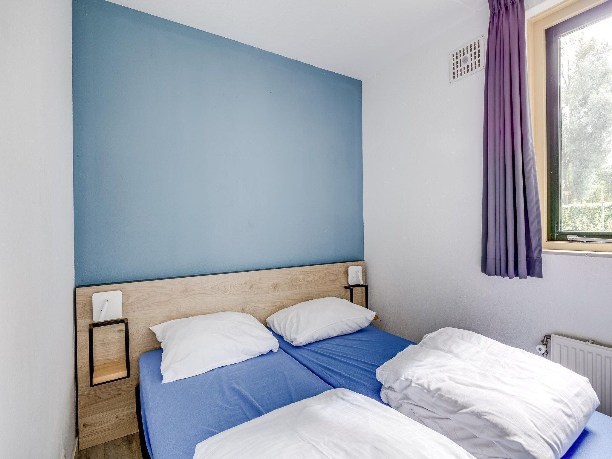 Een slaapkamer van 7 - Persoons Forest 217 Sauna Bungalow (copy) in Ewijk