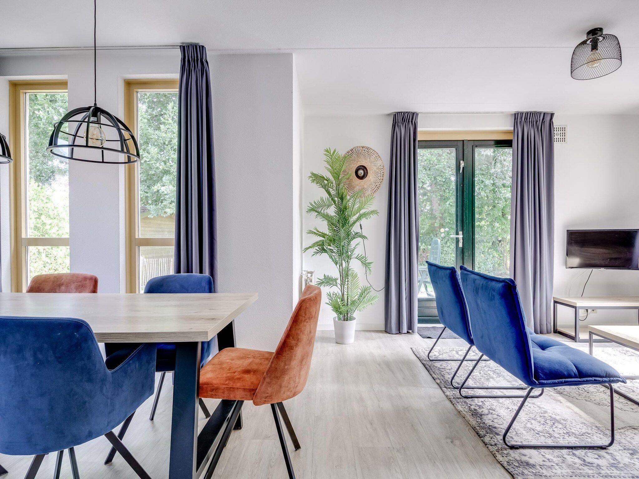 De eetkamer van 7 - Persoons Forest 217 Sauna Bungalow (copy) in Ewijk