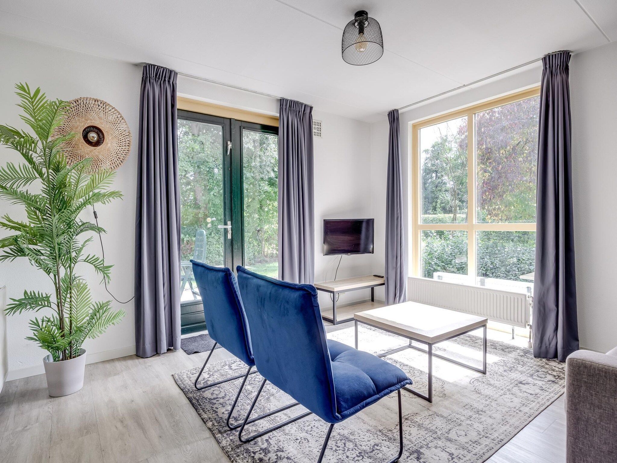 De woonkamer van 7 - Persoons Forest 217 Sauna Bungalow (copy) in Ewijk