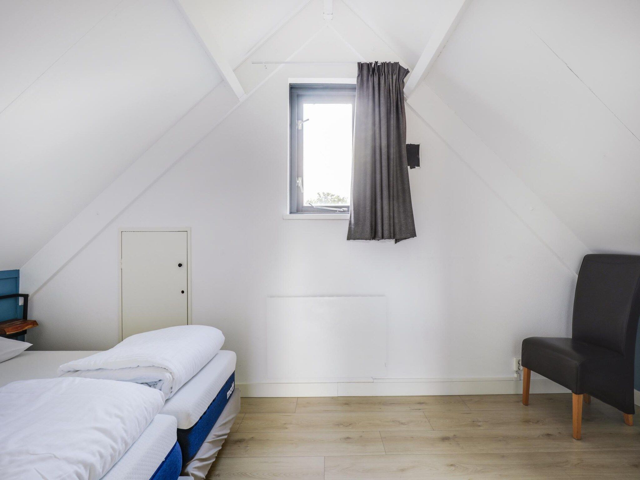 Een slaapkamer van 7 - Persoons Forest 217 Sauna Bungalow (copy) (copy) in Ewijk