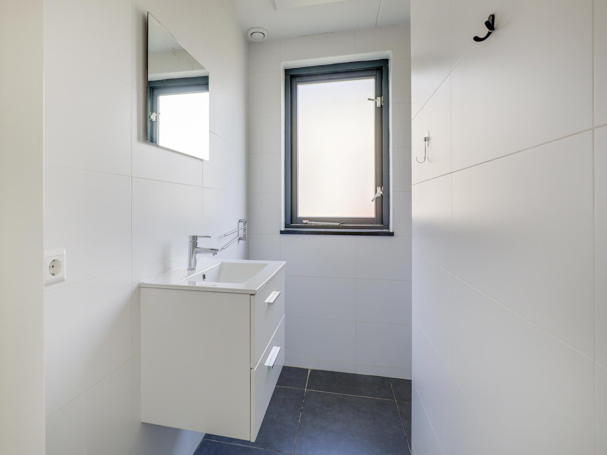 De badkamer van 7 - Persoons Forest 217 Sauna Bungalow (copy) (copy) in Ewijk