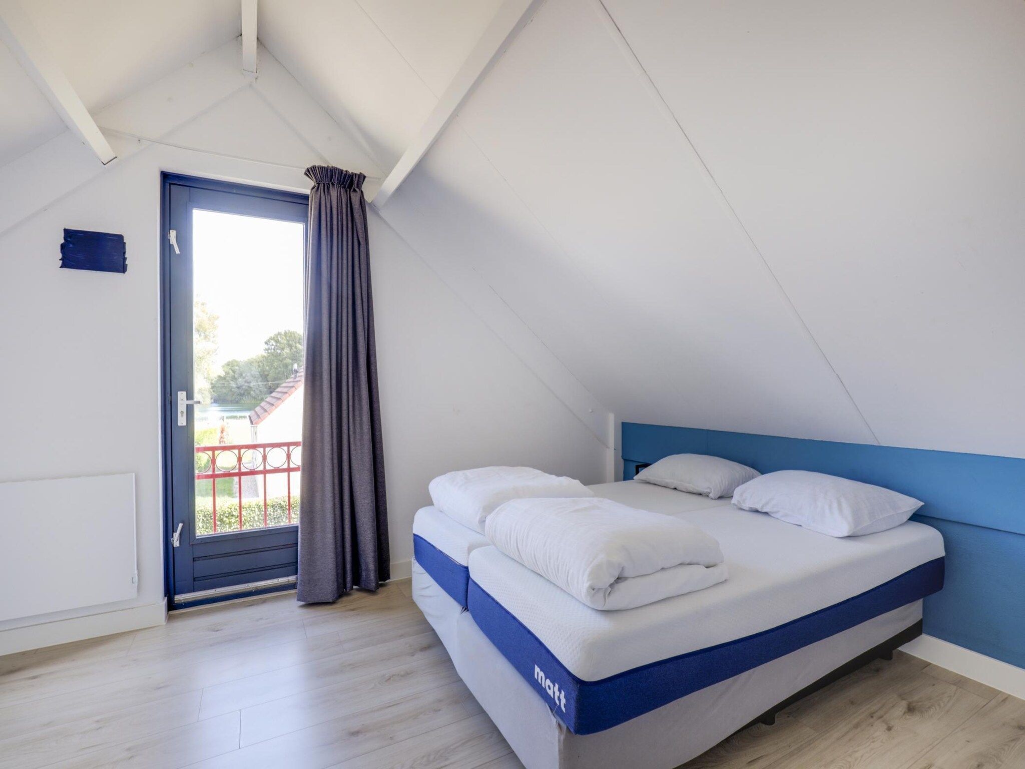 Een slaapkamer van 7 - Persoons Forest 217 Sauna Bungalow (copy) (copy) in Ewijk