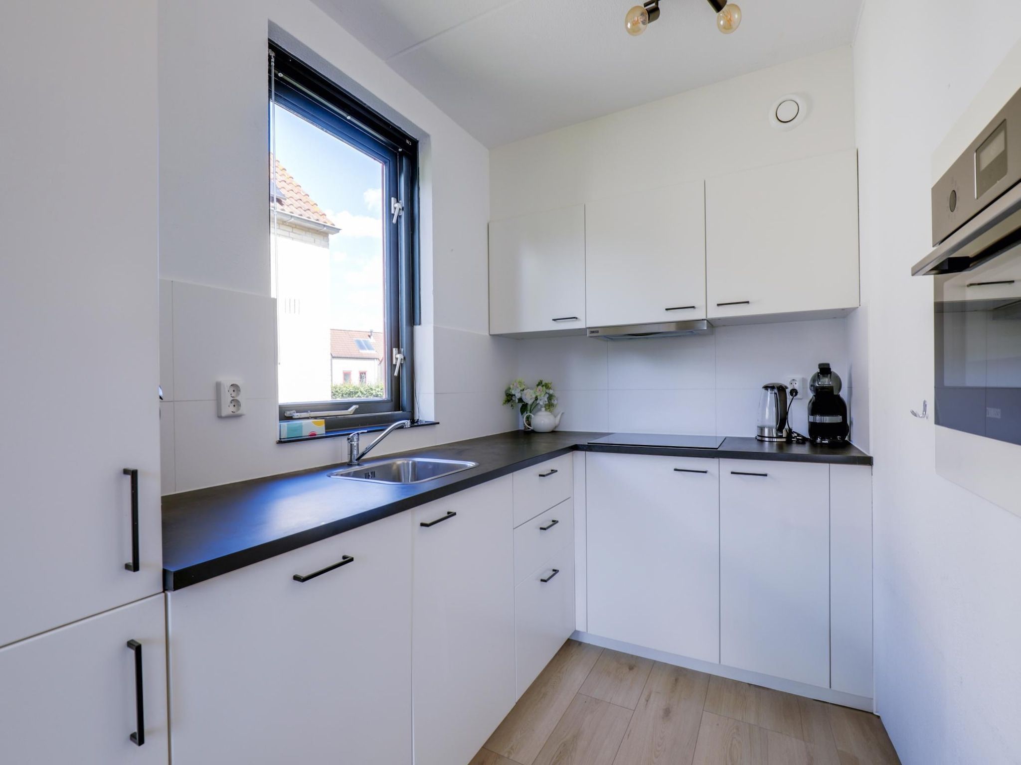 De keuken van 7 - Persoons Forest 217 Sauna Bungalow (copy) (copy) in Ewijk