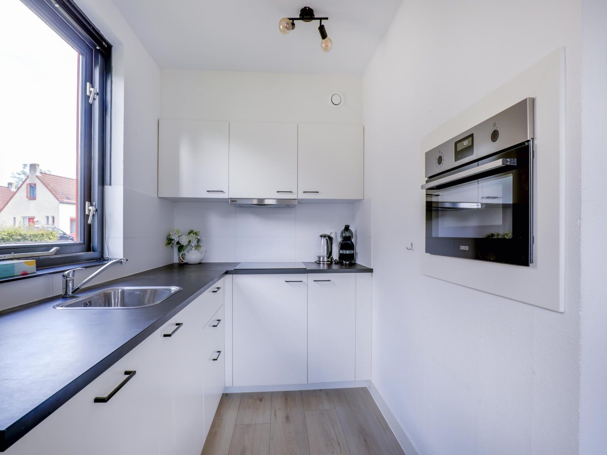 De keuken van 7 - Persoons Forest 217 Sauna Bungalow (copy) (copy) in Ewijk