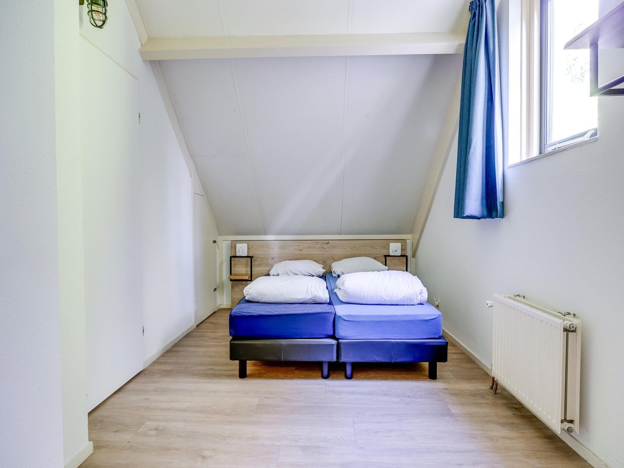 Een slaapkamer van 7 - Persoons Forest 217 Sauna Bungalow (copy) (copy) in Ewijk