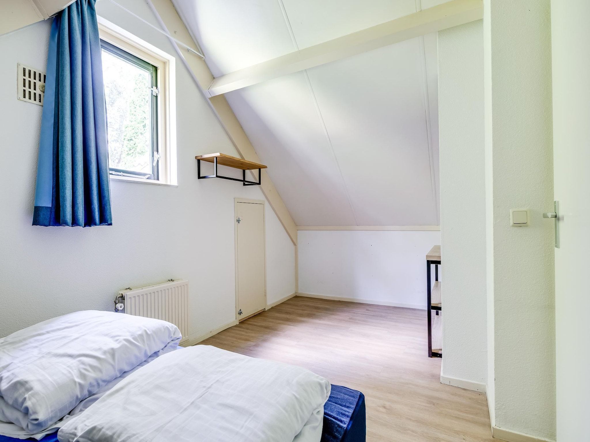 Een slaapkamer van 7 - Persoons Forest 217 Sauna Bungalow (copy) (copy) in Ewijk