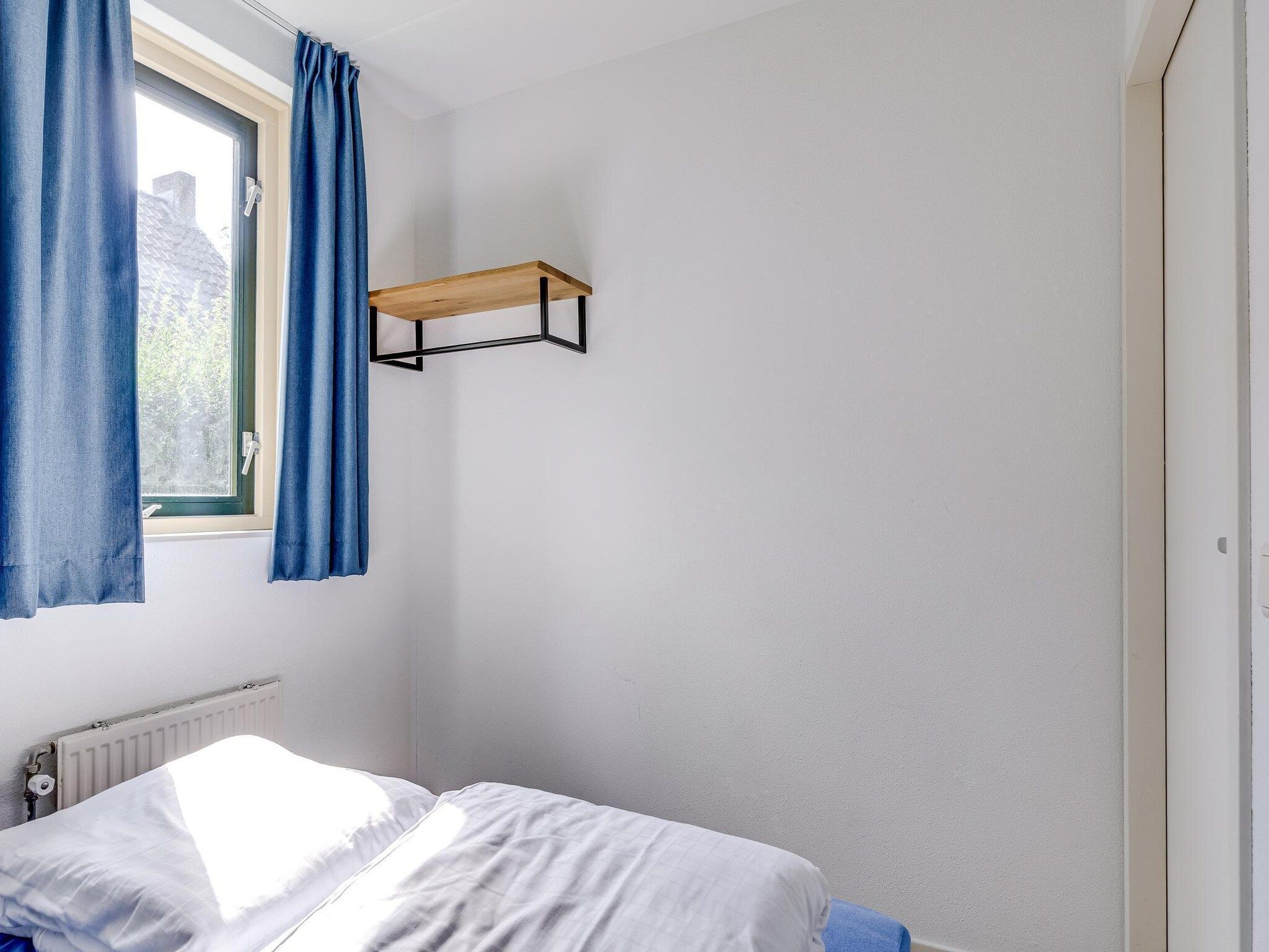 Een slaapkamer van 7 - Persoons Forest 217 Sauna Bungalow (copy) (copy) in Ewijk