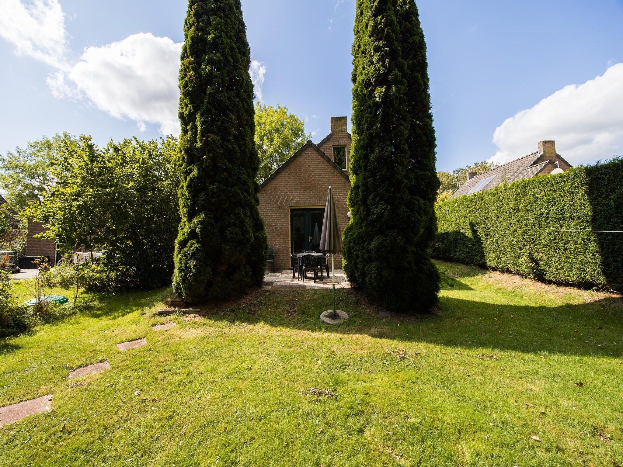 De tuin van 7 - Persoons Forest 217 Sauna Bungalow (copy) (copy) in Ewijk