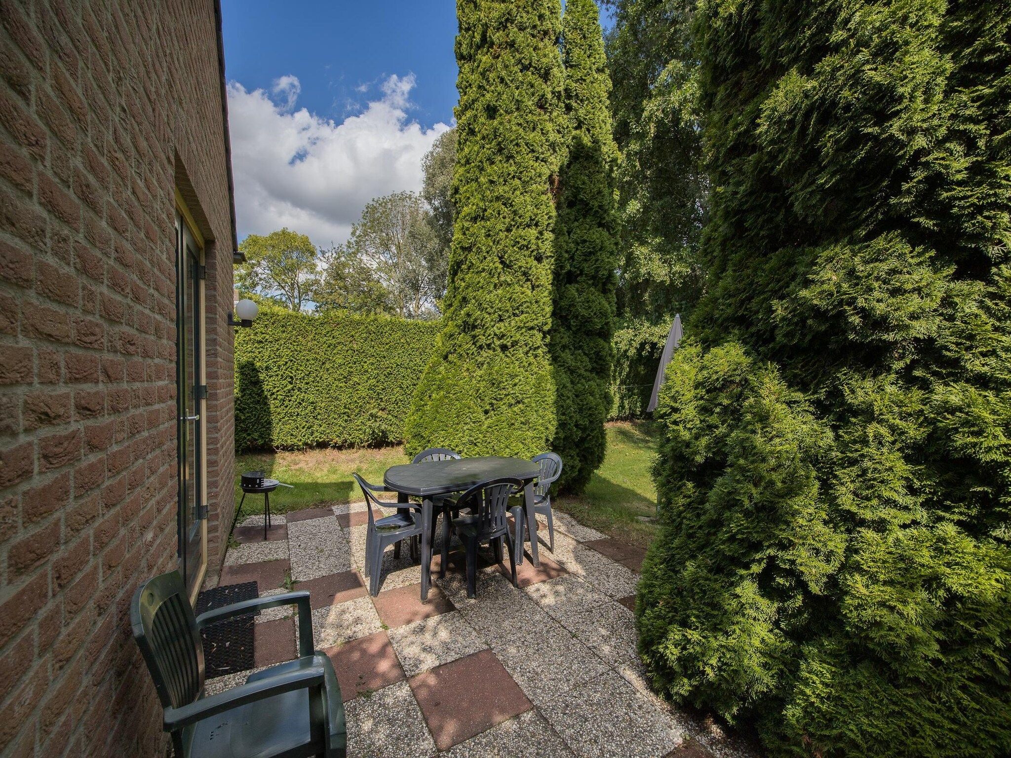 Het terras van 7 - Persoons Forest 217 Sauna Bungalow (copy) (copy) in Ewijk