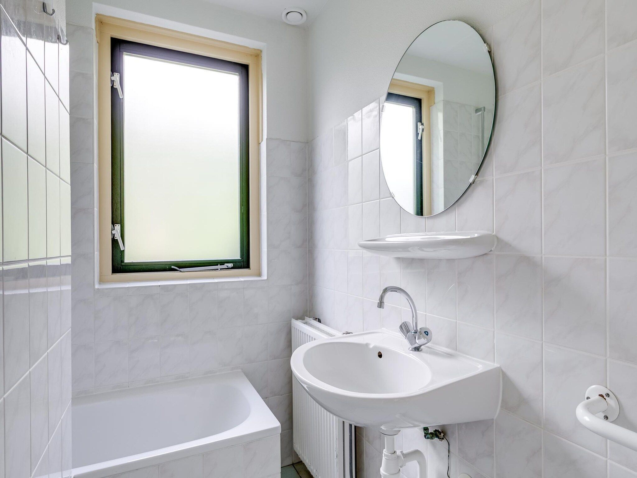 De badkamer van 7 - Persoons Forest 217 Sauna Bungalow (copy) (copy) in Ewijk