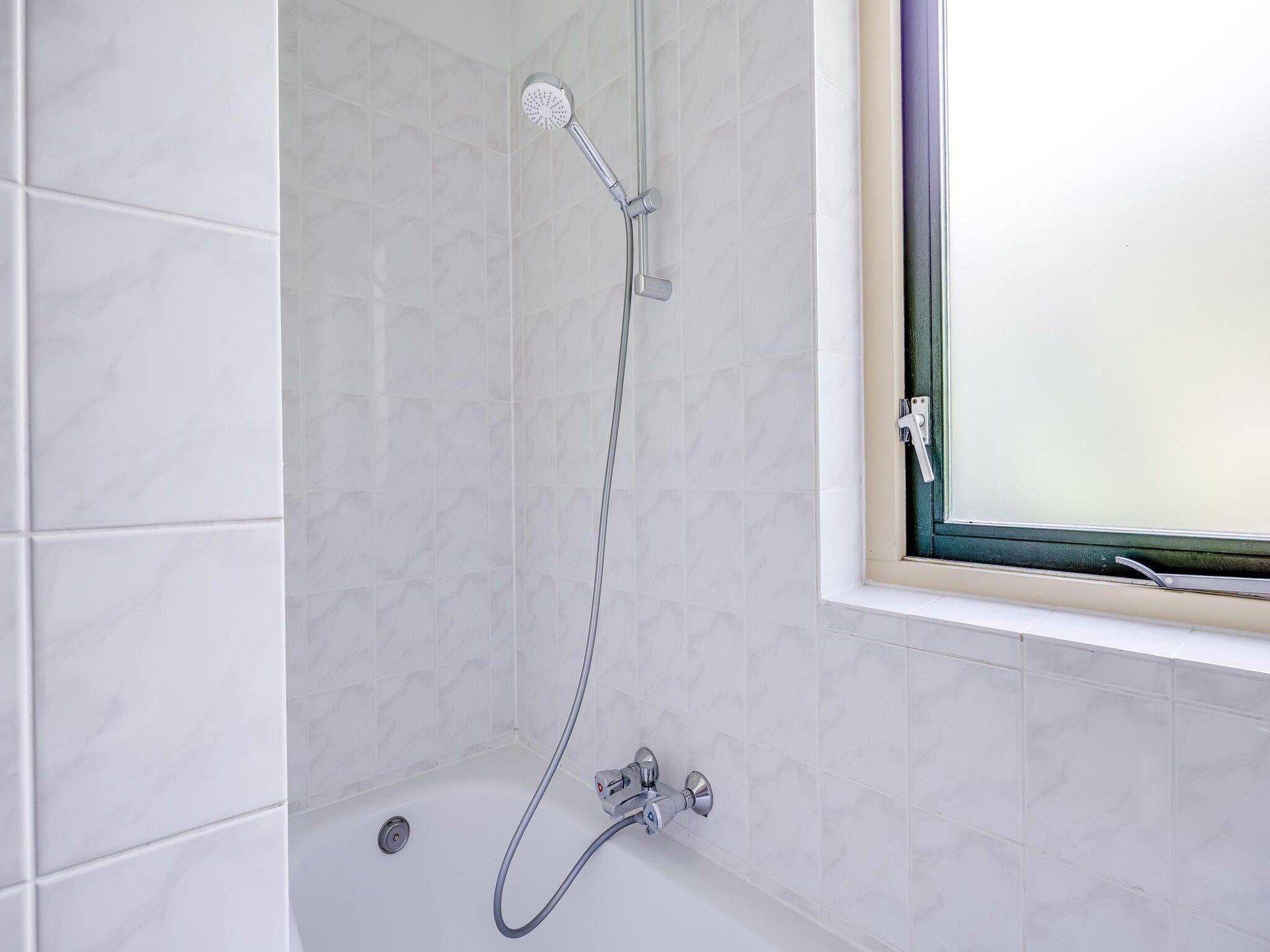 De badkamer van 7 - Persoons Forest 217 Sauna Bungalow (copy) (copy) in Ewijk